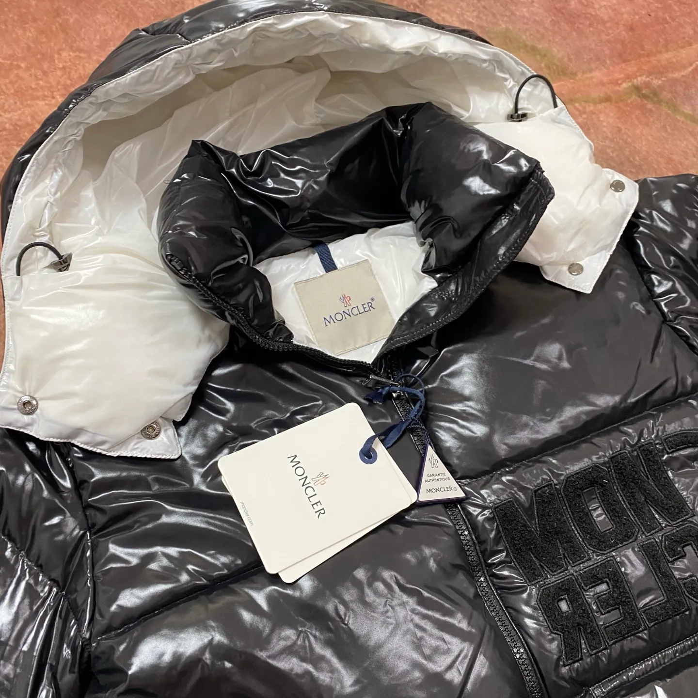 P840 Moncler Mouth Mouth [Top version🐮different from market products] Feel free to compare and contrast the version to distinguish the market refined goods🔥different from the market junk goods🗯️The same picture has different price because it is a different version ✅Don’t be fooled by the same copywriters and pirated picture gangs who mix and distribute high-luxury pictures at low prices. Once you receive it and compare the quality, you will know where the difference is. Don’t lie. Look for the terminal. I don’t guarantee that my products are the cheapest, but I definitely guarantee that they are worth every penny of your hard-earned money!  New Moncler FW23 Abbaye Short Style on Down ‼ ️Can be recommended! Long-term availability, non-stop supply! Description: The Abbaye cropped style in signature lacquered nylon embodies the essence of Moner style. Featuring rectangular quilting and a contrasting lining that refreshes the removable hood. Terry knit logo embroidery adds a unique touch to the ensemble, making it instantly recognizable.  , let’s not brag, there is almost no one that can do better than us! Color: white black, khaki Size: 0, 1, 2, 3