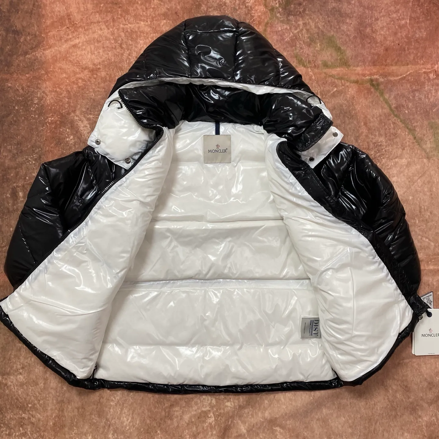 P840 Moncler Mouth Mouth [Top version🐮different from market products] Feel free to compare and contrast the version to distinguish the market refined goods🔥different from the market junk goods🗯️The same picture has different price because it is a different version ✅Don’t be fooled by the same copywriters and pirated picture gangs who mix and distribute high-luxury pictures at low prices. Once you receive it and compare the quality, you will know where the difference is. Don’t lie. Look for the terminal. I don’t guarantee that my products are the cheapest, but I definitely guarantee that they are worth every penny of your hard-earned money!  New Moncler FW23 Abbaye Short Style on Down ‼ ️Can be recommended! Long-term availability, non-stop supply! Description: The Abbaye cropped style in signature lacquered nylon embodies the essence of Moner style. Featuring rectangular quilting and a contrasting lining that refreshes the removable hood. Terry knit logo embroidery adds a unique touch to the ensemble, making it instantly recognizable.  , let’s not brag, there is almost no one that can do better than us! Color: white black, khaki Size: 0, 1, 2, 3