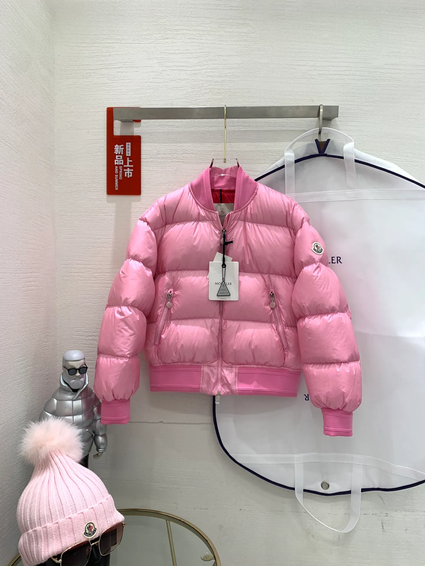 P640 Moncler Women's Merlat Quilted Soft Shell Fabric Down Bomber Jacket, the same style as Jolin Tsai, there are many purchasing agents, it is a very popular style, highly recommended. New products for early autumn: Merlat women's down jacket and bomber jacket. The Merlat women's down bomber jacket plays with clever colors and has a fashionable and energetic design to interpret the campus sports style. The Merlat down jacket features a new bomber jacket design, inspired by the American school wear of the 1960s. This short down jacket is made of longue saison fabric, which is both lightweight and warm. This padded bomber jacket comes in a pop of color that's easy to pair with monochromatic or color-blocked looks. Made of longue saison fabric (j02) Longue saison lining Filled with down Rib knit collar and cuffs Zipper closure Zippered pockets Fabric: 100% nylon; Lining: 100% nylon; Filling Down content: 90% white goose down; Except for trim;