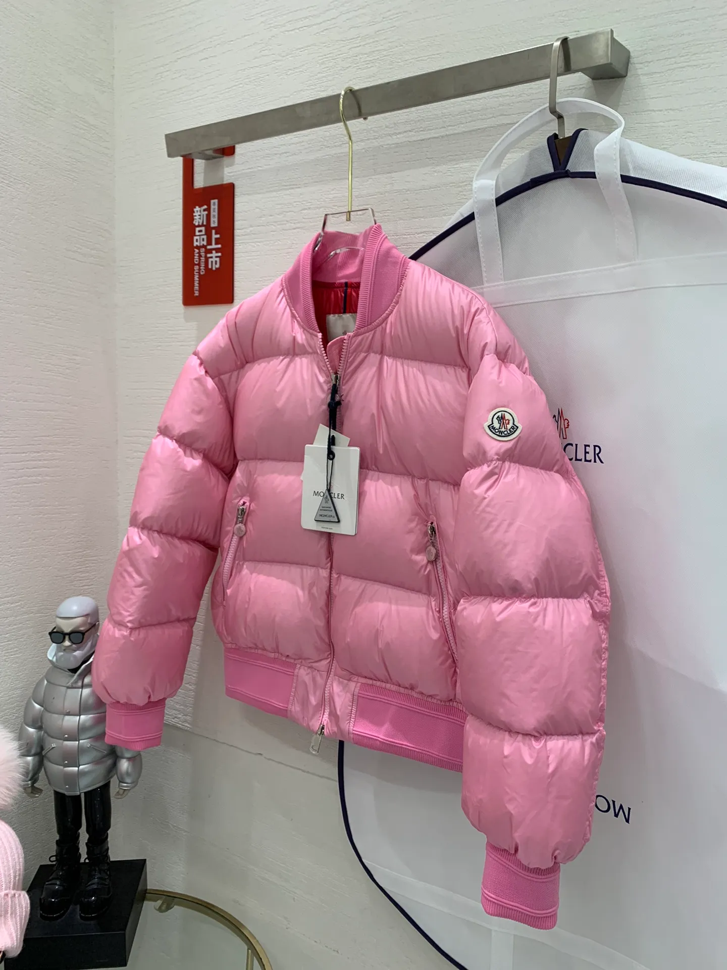 P640 Moncler Women's Merlat Quilted Soft Shell Fabric Down Bomber Jacket, the same style as Jolin Tsai, there are many purchasing agents, it is a very popular style, highly recommended. New products for early autumn: Merlat women's down jacket and bomber jacket. The Merlat women's down bomber jacket plays with clever colors and has a fashionable and energetic design to interpret the campus sports style. The Merlat down jacket features a new bomber jacket design, inspired by the American school wear of the 1960s. This short down jacket is made of longue saison fabric, which is both lightweight and warm. This padded bomber jacket comes in a pop of color that's easy to pair with monochromatic or color-blocked looks. Made of longue saison fabric (j02) Longue saison lining Filled with down Rib knit collar and cuffs Zipper closure Zippered pockets Fabric: 100% nylon; Lining: 100% nylon; Filling Down content: 90% white goose down; Except for trim;