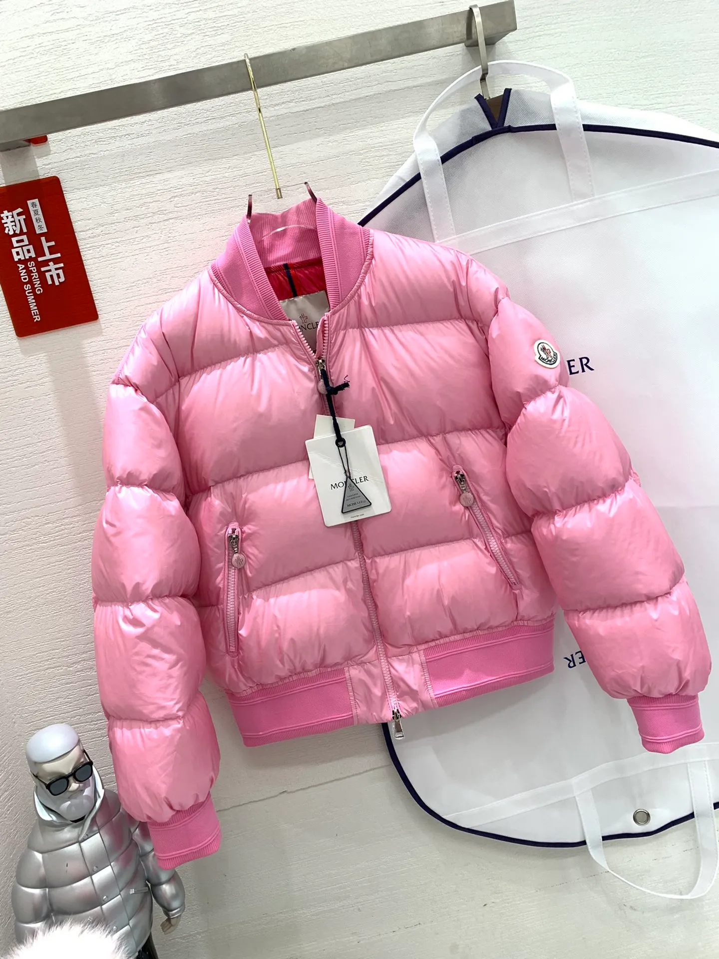 P640 Moncler Women's Merlat Quilted Soft Shell Fabric Down Bomber Jacket, the same style as Jolin Tsai, there are many purchasing agents, it is a very popular style, highly recommended. New products for early autumn: Merlat women's down jacket and bomber jacket. The Merlat women's down bomber jacket plays with clever colors and has a fashionable and energetic design to interpret the campus sports style. The Merlat down jacket features a new bomber jacket design, inspired by the American school wear of the 1960s. This short down jacket is made of longue saison fabric, which is both lightweight and warm. This padded bomber jacket comes in a pop of color that's easy to pair with monochromatic or color-blocked looks. Made of longue saison fabric (j02) Longue saison lining Filled with down Rib knit collar and cuffs Zipper closure Zippered pockets Fabric: 100% nylon; Lining: 100% nylon; Filling Down content: 90% white goose down; Except for trim;
