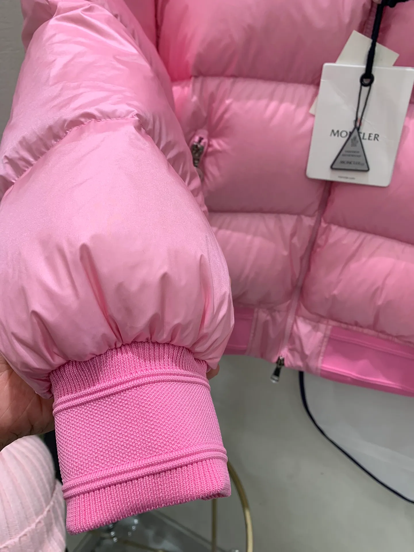 P640 Moncler Women's Merlat Quilted Soft Shell Fabric Down Bomber Jacket, the same style as Jolin Tsai, there are many purchasing agents, it is a very popular style, highly recommended. New products for early autumn: Merlat women's down jacket and bomber jacket. The Merlat women's down bomber jacket plays with clever colors and has a fashionable and energetic design to interpret the campus sports style. The Merlat down jacket features a new bomber jacket design, inspired by the American school wear of the 1960s. This short down jacket is made of longue saison fabric, which is both lightweight and warm. This padded bomber jacket comes in a pop of color that's easy to pair with monochromatic or color-blocked looks. Made of longue saison fabric (j02) Longue saison lining Filled with down Rib knit collar and cuffs Zipper closure Zippered pockets Fabric: 100% nylon; Lining: 100% nylon; Filling Down content: 90% white goose down; Except for trim;