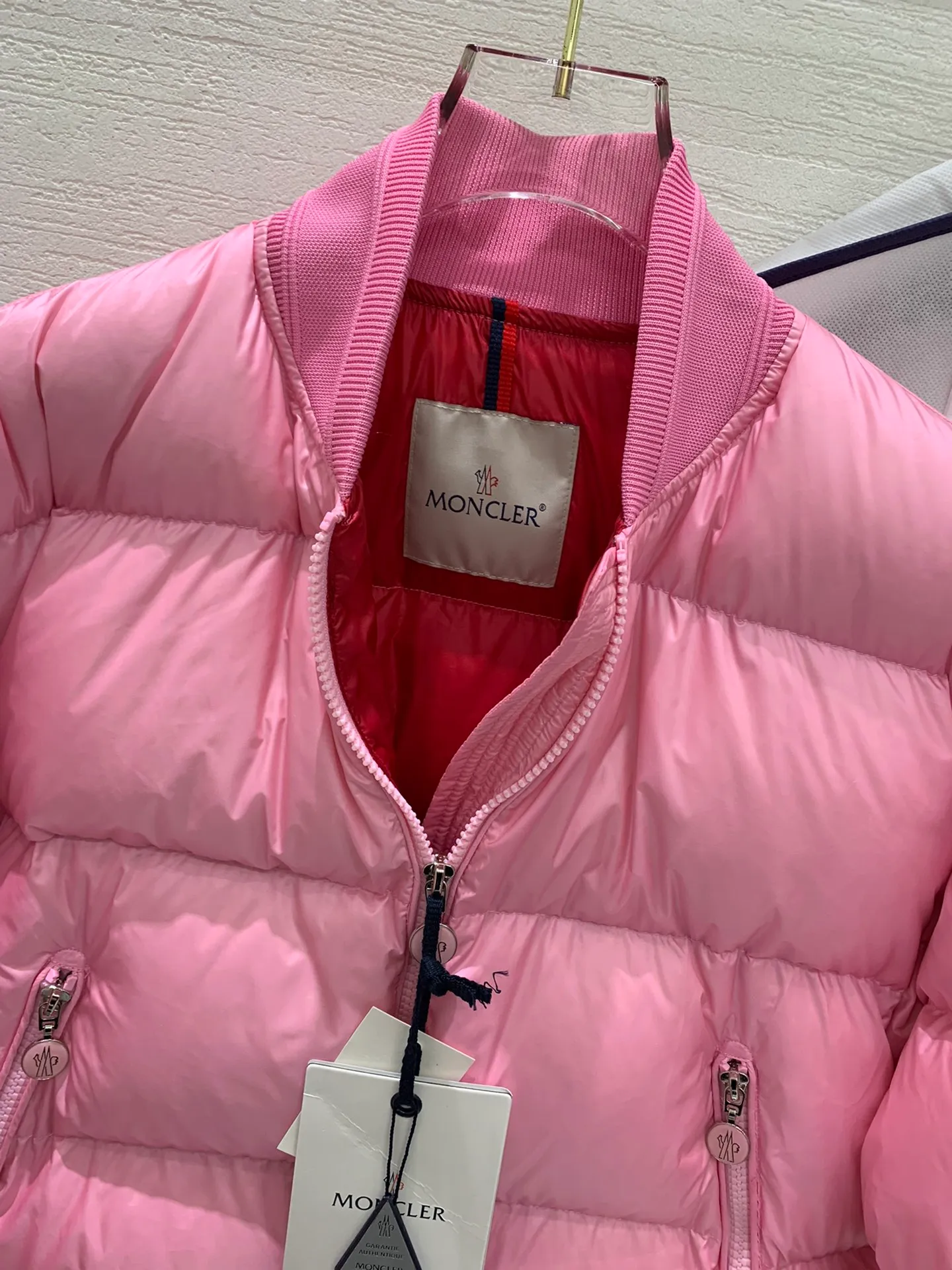 P640 Moncler Women's Merlat Quilted Soft Shell Fabric Down Bomber Jacket, the same style as Jolin Tsai, there are many purchasing agents, it is a very popular style, highly recommended. New products for early autumn: Merlat women's down jacket and bomber jacket. The Merlat women's down bomber jacket plays with clever colors and has a fashionable and energetic design to interpret the campus sports style. The Merlat down jacket features a new bomber jacket design, inspired by the American school wear of the 1960s. This short down jacket is made of longue saison fabric, which is both lightweight and warm. This padded bomber jacket comes in a pop of color that's easy to pair with monochromatic or color-blocked looks. Made of longue saison fabric (j02) Longue saison lining Filled with down Rib knit collar and cuffs Zipper closure Zippered pockets Fabric: 100% nylon; Lining: 100% nylon; Filling Down content: 90% white goose down; Except for trim;