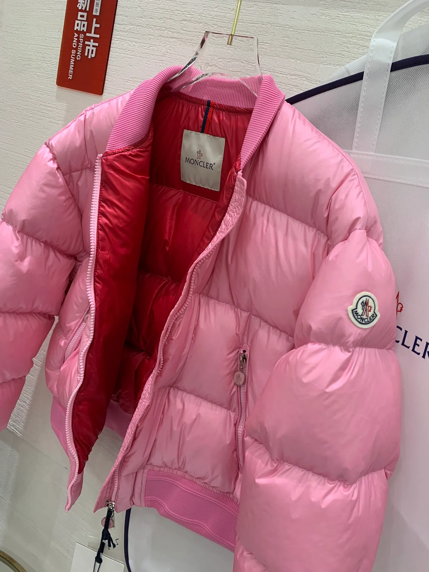 P640 Moncler Women's Merlat Quilted Soft Shell Fabric Down Bomber Jacket, the same style as Jolin Tsai, there are many purchasing agents, it is a very popular style, highly recommended. New products for early autumn: Merlat women's down jacket and bomber jacket. The Merlat women's down bomber jacket plays with clever colors and has a fashionable and energetic design to interpret the campus sports style. The Merlat down jacket features a new bomber jacket design, inspired by the American school wear of the 1960s. This short down jacket is made of longue saison fabric, which is both lightweight and warm. This padded bomber jacket comes in a pop of color that's easy to pair with monochromatic or color-blocked looks. Made of longue saison fabric (j02) Longue saison lining Filled with down Rib knit collar and cuffs Zipper closure Zippered pockets Fabric: 100% nylon; Lining: 100% nylon; Filling Down content: 90% white goose down; Except for trim;