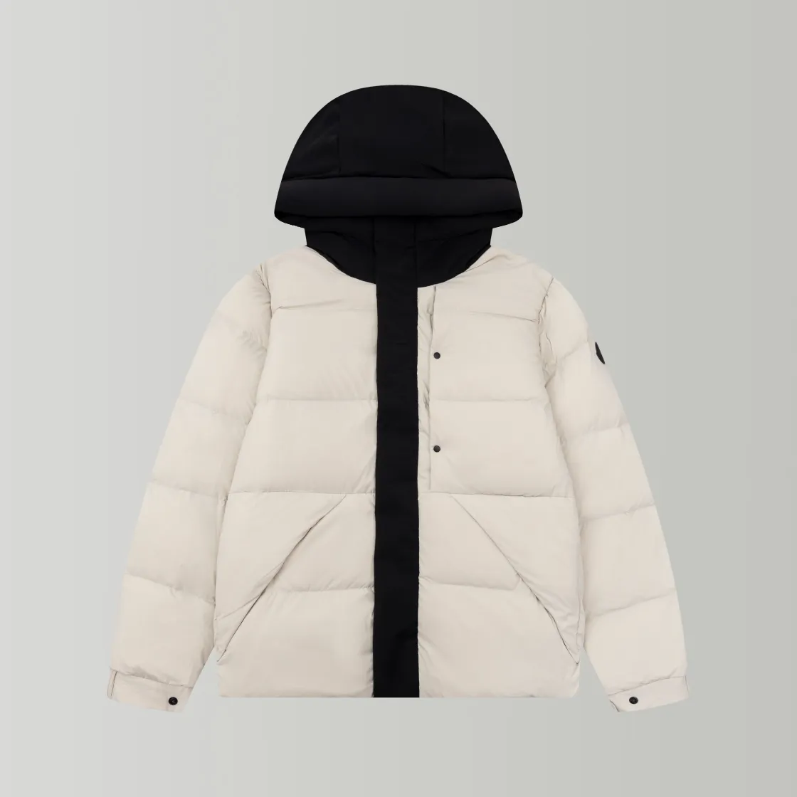 P820 ​​top version of Moncler's black warrior, popular winter down jacket, short down jacket, embossed access control down jacket, bread coat, the official website is out of stock, and the embossed placket clearly distinguishes the currency. The moncle madeira series, everyone calls it the black warrior! The 500g cashmere + Moncler Madeira short down jacket, with matte and sharp colors and tailoring, creates a smart posture. Wearing the main line of the autumn and winter mask series, return to the hustle and bustle of the city. One of the main series of autumn and winter, it is destined to be popular all over the Internet! The high-collar design of bread coats can be worn by both men and women! Mengkou's main series this year is filled with 90% white goose down, which is warm, comfortable and not bulky. The bread coat pattern is formed by large squares. Each square is evenly distributed, firmly locking the down, and warming your body! The interior adopts the new design of the black label main mark, which does not lose its personality and is low-key! The placket highlights the brand and has a certain sense of beauty and layering! The original customized fabric has a high density and a certain color, and the feel is definitely consistent with the original!!! The contrasting color fabric inside is dyed first, and after repeated testing, there will never be a single velvet out! The clean cut makes the upper body not bloated at all! It allows you to spend the cold winter gently! There is no gorgeous decoration or special design, it is just simple. But it will make you feel excited!! Simple and practical outerwear, showing the agility and visual vitality of contemporary trends, while reinterpreting Moncler's iconic classic styles, it promotes a more youthful and uninhibited cool play attitude! Color: black, gray and white