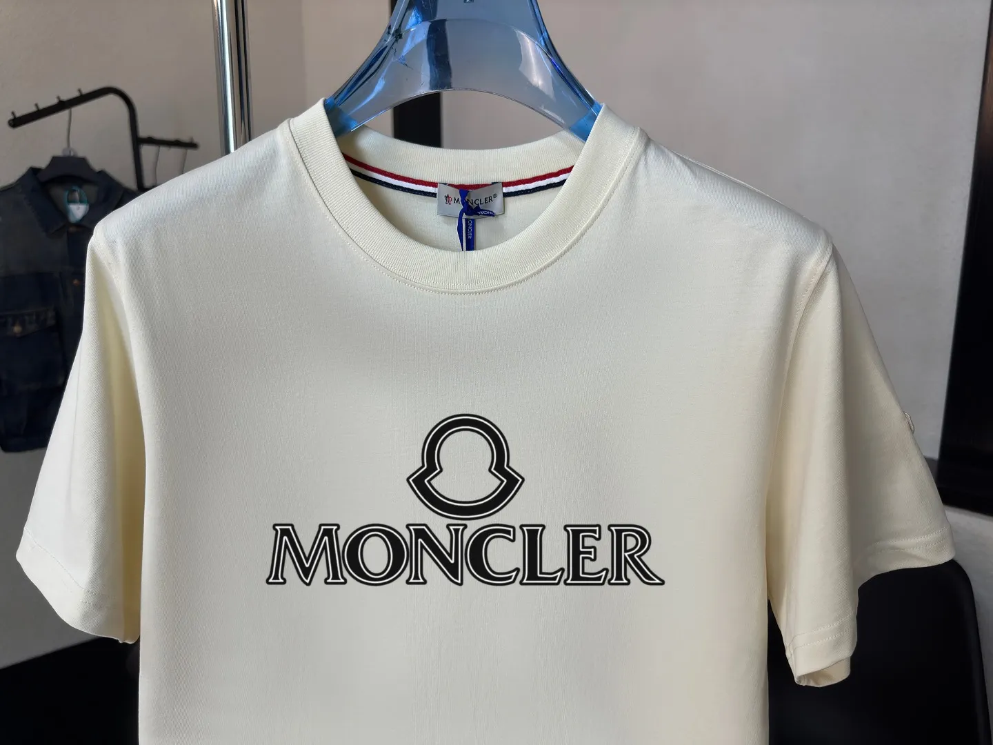P140 Upgraded version "Mobile phone smart sensor ~ NFC chip armband ~ Direct access to the official website for anti-counterfeiting" "Moncler ~ Mouth Mouth" 2025 new high-quality round neck short-sleeved T-shirt. The cuffs have imported embroidered labels. Customized dyeing, very comfortable to touch. Super versatile and good-looking short-sleeved. Complete with three labels. Non-market ordinary version. Feel free to compare. Quality is absolutely guaranteed! ‼ First of all, this original fabric is all custom-woven with 32-count double yarn fabric, 250G, and the weight is the same‼ Fine workmanship, double waistcoat method, double waistcoat method, double waistcoat method makes the whole dress more three-dimensional, which is not a craft that ordinary T-shirts can achieve🤪 Size: S-M-L-XL-2XL Color: black, white, apricot, same style for men and women