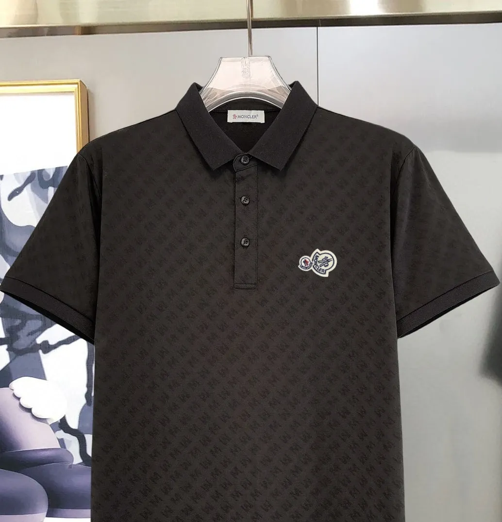 P210 Moncler 25 spring and summer top counter round neck short-sleeved T-shirt (complete with 3 labels) is made of imported Tencel cotton + jacquard fabric, original counter fabric, super brand recognition, high street and exquisite style, it will definitely become the best choice for high street appearances, short-sleeved T-shirt for couples. The fabric is light and refreshing, has a strong say in texture and comfort, has a delicate feel, is comfortable to wear, and has a good upper body effect. The mercerized cotton fabric has a very soft hand feel and the upper body is cool. This is the first time I have gotten such functional fabric in a long time. It is really good! It’s not a cheap style or material, you will definitely like it if you are trendy!  Made with the fusion of top elements, the upper body comfort is unparalleled. It can be said that it is a must-have in summer, and it is more fashionable and can easily create a fashionable outfit. It interprets your luxury and taste and creates your fashionable charm. Fashionable round neck chest T-shirt This T-shirt has exquisite craftsmanship and full design sense! The matching is trendy and stylish! This must-have item has an elegant upper body, looks good both inside and outside, and combines fashion and comfort. It looks like a basic couple’s T-shirt, but it’s actually not. It can be worn alone. It’s no problem to wear it in one piece for all seasons. The product is really, really good! It comes from the original factory. There are not many pieces that you can count on your fingers. Whether you can own it depends on your hand speed. It is flat and snug and not easy to deform. The brand logo remains the same, creating an alternative luxury fashion atmosphere and becoming a new concept emerging in 2025. Available in two colors: white and black. Size: M L XL 2XL 3XL