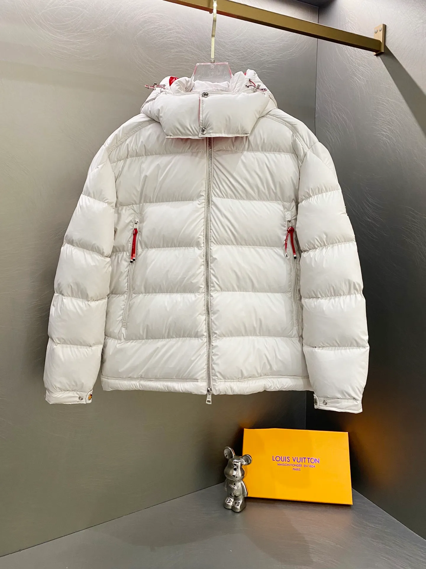 P720 Moncler｜Moncler 2025 Autumn and Winter New Down Jacket Couple Style White and Red Popular Down Jacket Comes standard with the same canvas handbag at the counter (default for return and loss -10💰) ▪️Filling The filling is the new national standard 80 pure white duck down! 700 fill power! Huge fluffy! Easily survive the winter in one piece in the north! Four layers of 400D film-coated bile cloth on the front and back! Rest assured that after washing and wearing it for several years, the lint will not get lost!  ▪️Hardware accessories, original disassembly, mold opening and custom-made four-button buckles, zipper pullers, all with the same LOGO and engraving as the original! Tags, hanging beads, washing, stickers, all original details restored! Really high quality!  Color: Beige Size: M L XL