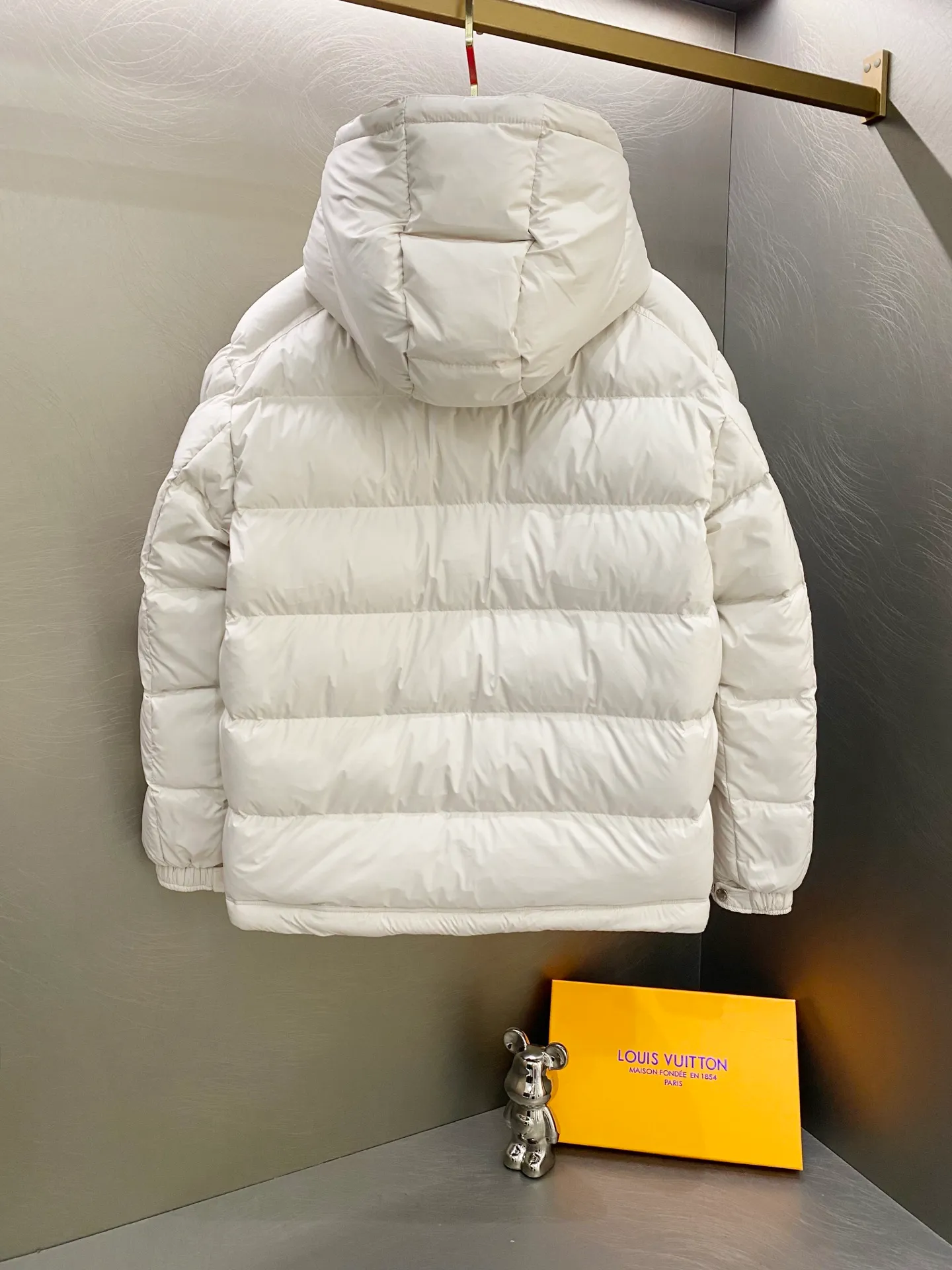 P720 Moncler｜Moncler 2025 Autumn and Winter New Down Jacket Couple Style White and Red Popular Down Jacket Comes standard with the same canvas handbag at the counter (default for return and loss -10💰) ▪️Filling The filling is the new national standard 80 pure white duck down! 700 fill power! Huge fluffy! Easily survive the winter in one piece in the north! Four layers of 400D film-coated bile cloth on the front and back! Rest assured that after washing and wearing it for several years, the lint will not get lost!  ▪️Hardware accessories, original disassembly, mold opening and custom-made four-button buckles, zipper pullers, all with the same LOGO and engraving as the original! Tags, hanging beads, washing, stickers, all original details restored! Really high quality!  Color: Beige Size: M L XL