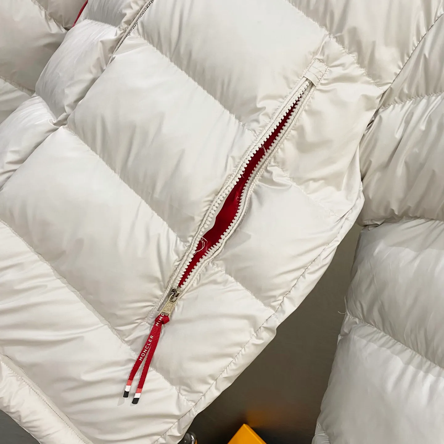 P720 Moncler｜Moncler 2025 Autumn and Winter New Down Jacket Couple Style White and Red Popular Down Jacket Comes standard with the same canvas handbag at the counter (default for return and loss -10💰) ▪️Filling The filling is the new national standard 80 pure white duck down! 700 fill power! Huge fluffy! Easily survive the winter in one piece in the north! Four layers of 400D film-coated bile cloth on the front and back! Rest assured that after washing and wearing it for several years, the lint will not get lost!  ▪️Hardware accessories, original disassembly, mold opening and custom-made four-button buckles, zipper pullers, all with the same LOGO and engraving as the original! Tags, hanging beads, washing, stickers, all original details restored! Really high quality!  Color: Beige Size: M L XL