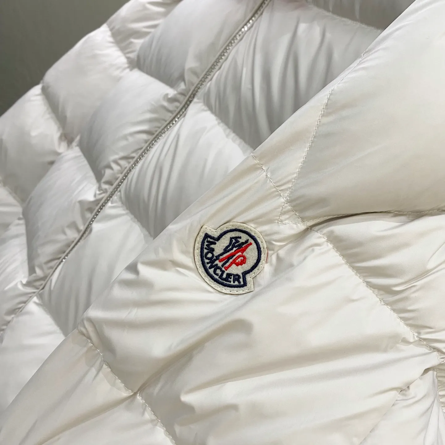 P720 Moncler｜Moncler 2025 Autumn and Winter New Down Jacket Couple Style White and Red Popular Down Jacket Comes standard with the same canvas handbag at the counter (default for return and loss -10💰) ▪️Filling The filling is the new national standard 80 pure white duck down! 700 fill power! Huge fluffy! Easily survive the winter in one piece in the north! Four layers of 400D film-coated bile cloth on the front and back! Rest assured that after washing and wearing it for several years, the lint will not get lost!  ▪️Hardware accessories, original disassembly, mold opening and custom-made four-button buckles, zipper pullers, all with the same LOGO and engraving as the original! Tags, hanging beads, washing, stickers, all original details restored! Really high quality!  Color: Beige Size: M L XL