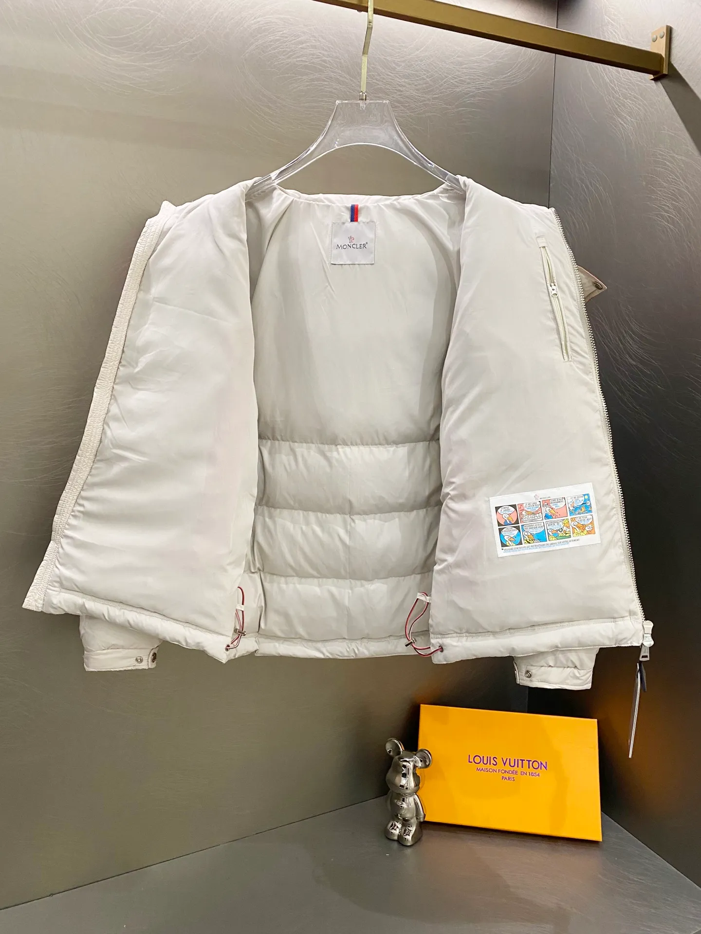 P720 Moncler｜Moncler 2025 Autumn and Winter New Down Jacket Couple Style White and Red Popular Down Jacket Comes standard with the same canvas handbag at the counter (default for return and loss -10💰) ▪️Filling The filling is the new national standard 80 pure white duck down! 700 fill power! Huge fluffy! Easily survive the winter in one piece in the north! Four layers of 400D film-coated bile cloth on the front and back! Rest assured that after washing and wearing it for several years, the lint will not get lost!  ▪️Hardware accessories, original disassembly, mold opening and custom-made four-button buckles, zipper pullers, all with the same LOGO and engraving as the original! Tags, hanging beads, washing, stickers, all original details restored! Really high quality!  Color: Beige Size: M L XL