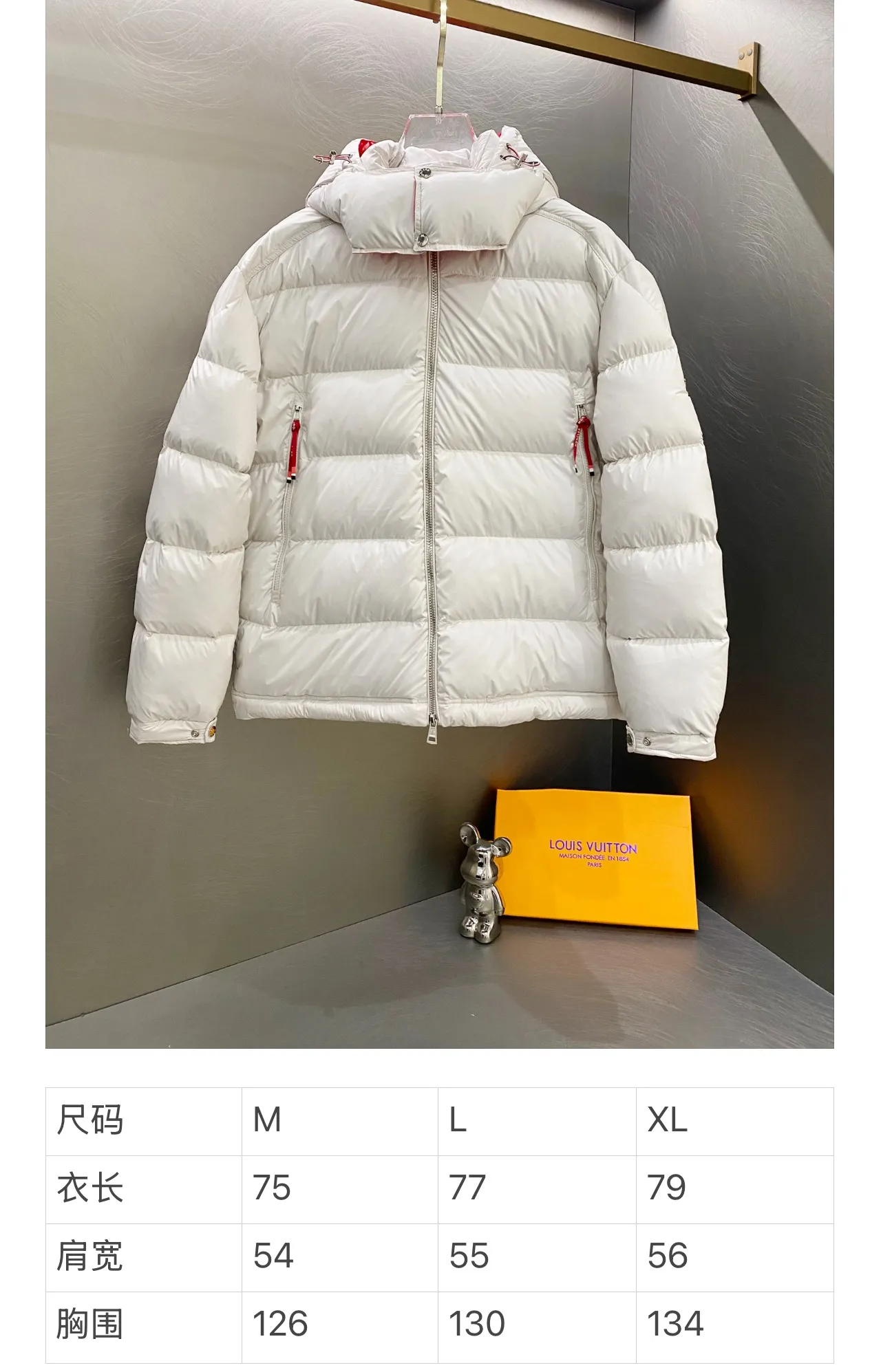 P720 Moncler｜Moncler 2025 Autumn and Winter New Down Jacket Couple Style White and Red Popular Down Jacket Comes standard with the same canvas handbag at the counter (default for return and loss -10💰) ▪️Filling The filling is the new national standard 80 pure white duck down! 700 fill power! Huge fluffy! Easily survive the winter in one piece in the north! Four layers of 400D film-coated bile cloth on the front and back! Rest assured that after washing and wearing it for several years, the lint will not get lost!  ▪️Hardware accessories, original disassembly, mold opening and custom-made four-button buckles, zipper pullers, all with the same LOGO and engraving as the original! Tags, hanging beads, washing, stickers, all original details restored! Really high quality!  Color: Beige Size: M L XL