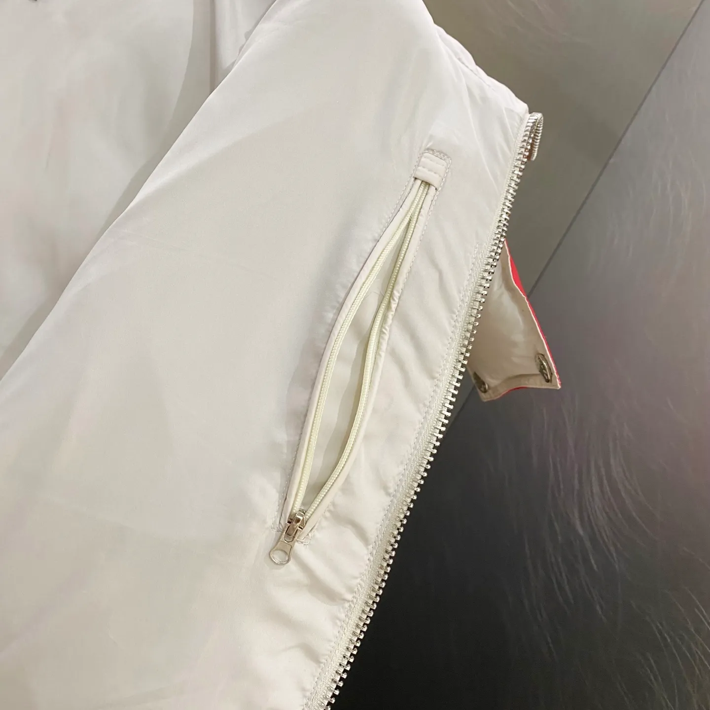 P720 Moncler｜Moncler 2025 Autumn and Winter New Down Jacket Couple Style White and Red Popular Down Jacket Comes standard with the same canvas handbag at the counter (default for return and loss -10💰) ▪️Filling The filling is the new national standard 80 pure white duck down! 700 fill power! Huge fluffy! Easily survive the winter in one piece in the north! Four layers of 400D film-coated bile cloth on the front and back! Rest assured that after washing and wearing it for several years, the lint will not get lost!  ▪️Hardware accessories, original disassembly, mold opening and custom-made four-button buckles, zipper pullers, all with the same LOGO and engraving as the original! Tags, hanging beads, washing, stickers, all original details restored! Really high quality!  Color: Beige Size: M L XL