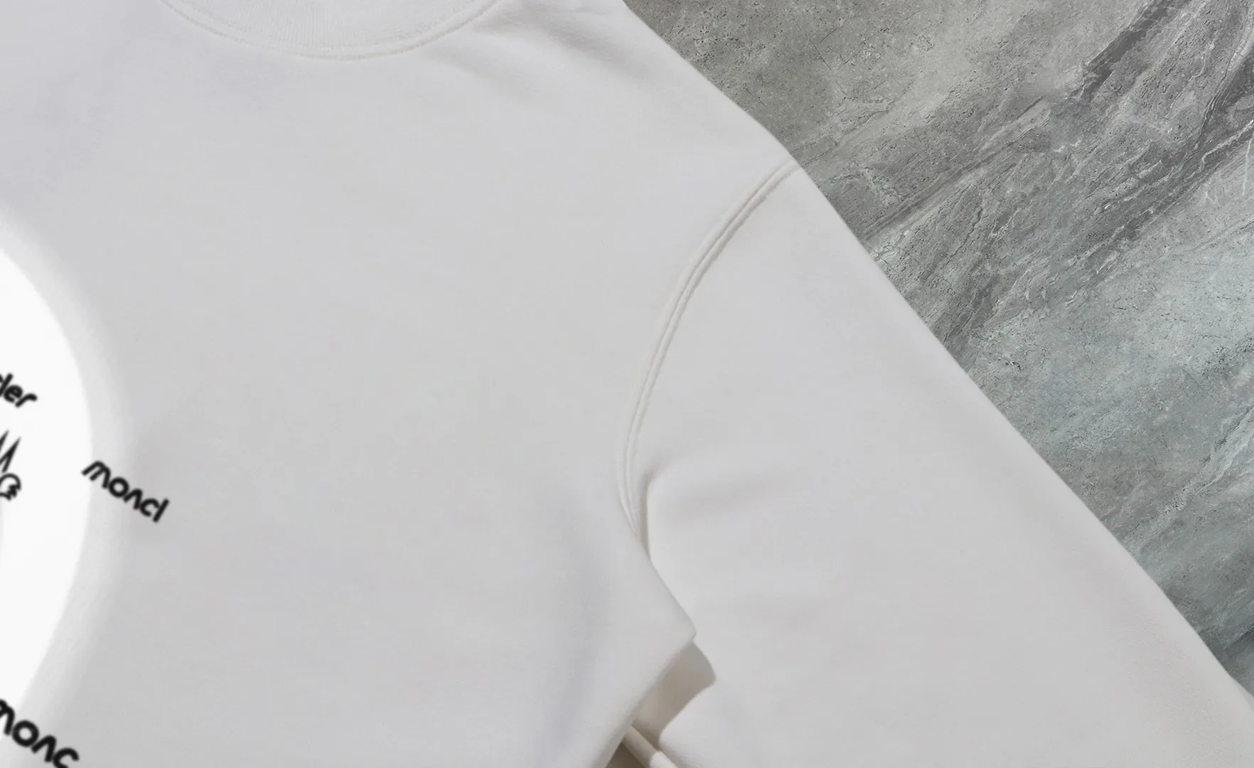 P210 High-version sweatshirt) [Long-term stock] 〖𝐌𝐎𝐍𝐂𝐋𝐄𝐑~Mask〗 Made of 440g heavy-weight fabric. It is different from the market currency. It can be matched with any variety and is properly handsome. 😎The whole dress is made of double waistcoats. The double waistcoats make the whole dress more three-dimensional. Not ordinary factories can do such fine work. 2025 Spring runway version of the T stage, on sale at the counter, round neck terry sweatshirt, high-end double-strand pure cotton, custom-made stretch ribs, dyed in the same vat, complete with three standards, matched with exquisite embroidered LOGO on the chest, simple and advanced, same style for men and women. Color: black, apricot, white, size: S M L XL 2XL