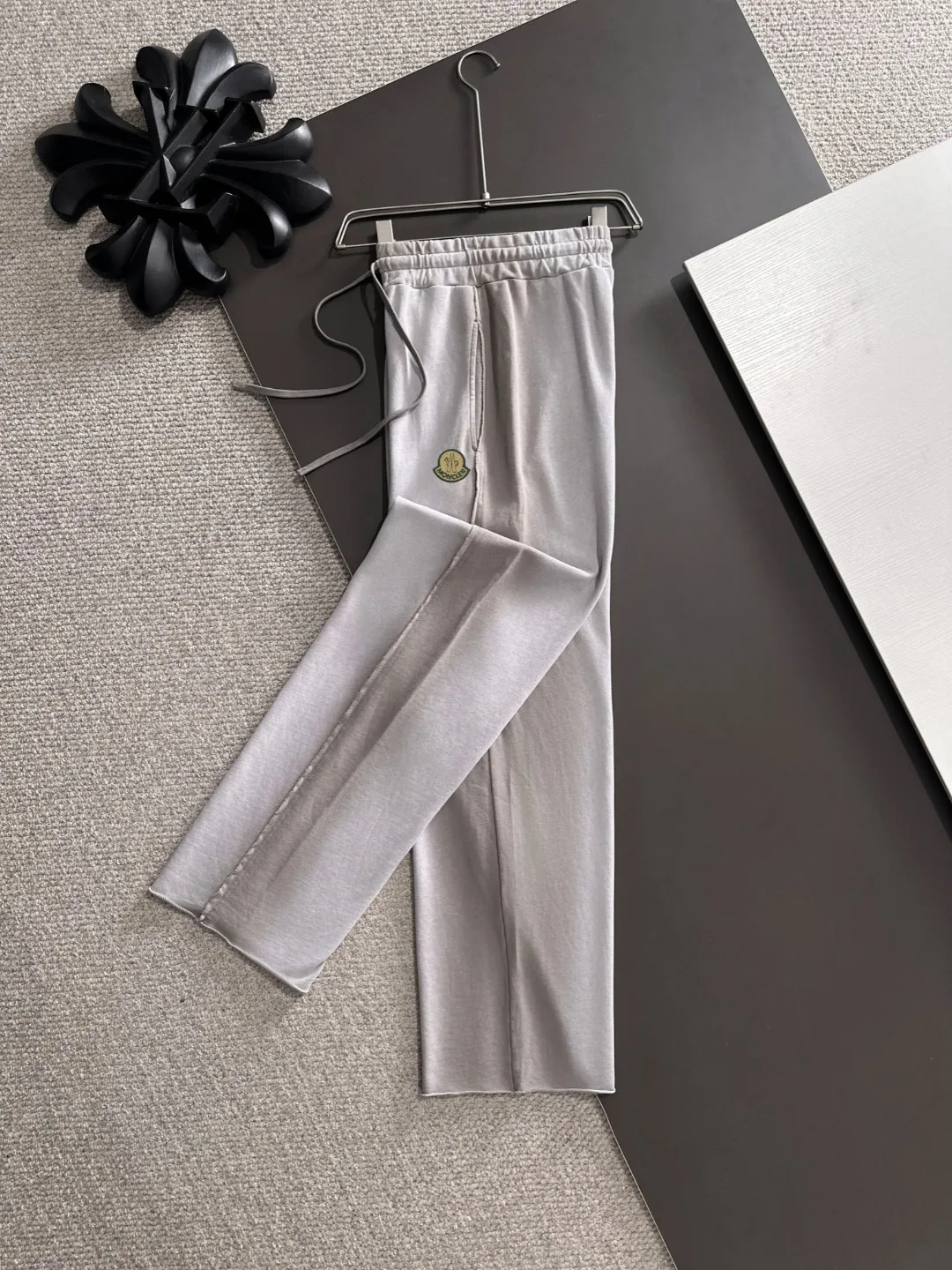 Next day shipment P360 MONCLER/Mongoose Exclusive first release of 25ss autumn and winter new high-quality trousers Compare real-life details at will A perfect choice for autumn and winter. A must-have item. Loose fit. Please refer to the size chart when placing an order: S to XL (or state your height and weight when placing an order)