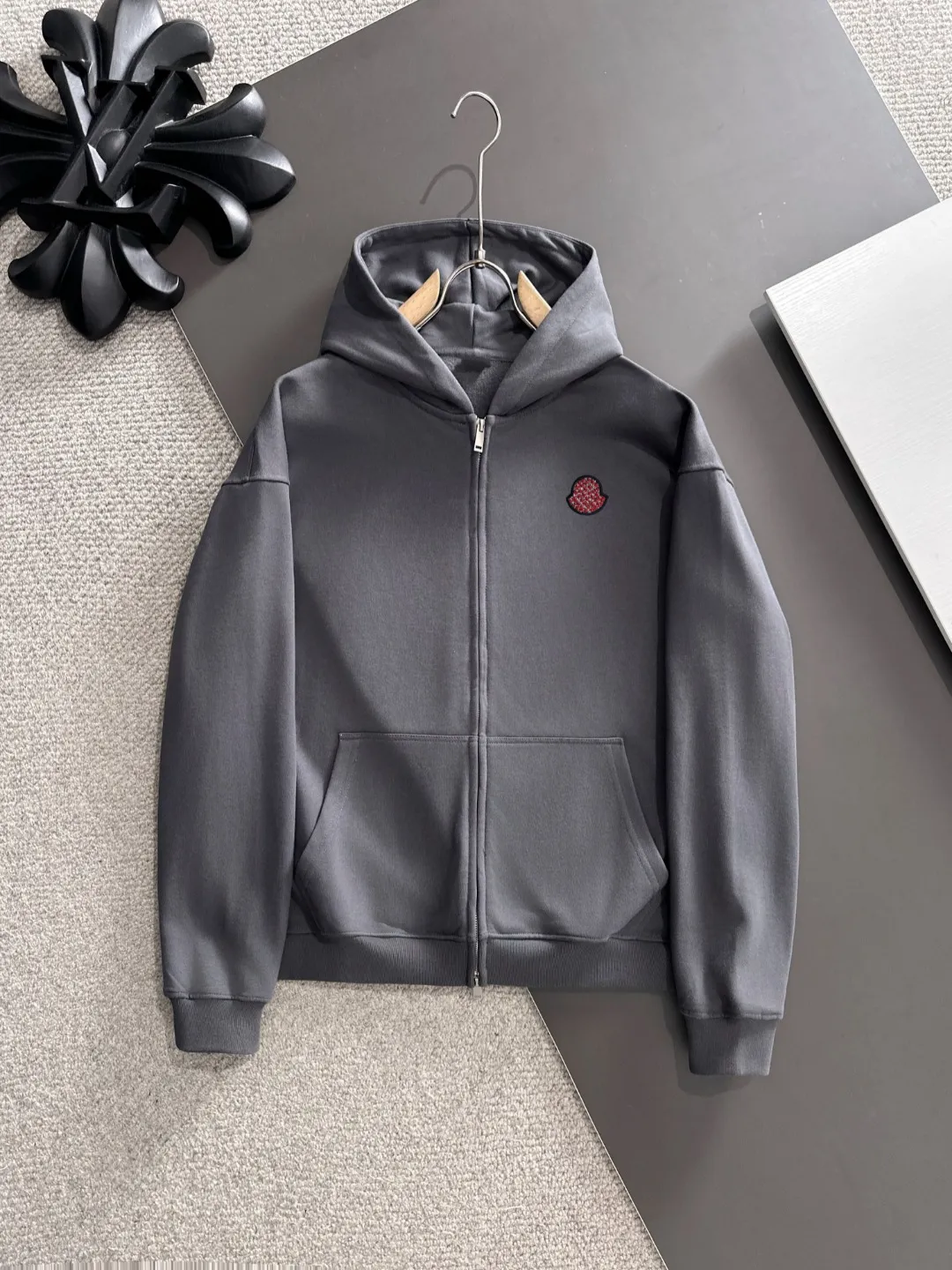 Next day delivery P460 High quality MONCLER/muzzle Exclusive debut of 25ss new autumn and winter lapel double zipper hooded sweatshirt jacket Many stars have the same style. Craftsmanship that ordinary small workshops cannot copy. We are not afraid of any challenges in terms of materials, detail restoration and craftsmanship, just to provide you with wonderful products. Compare the top original versions at will. No expense is spared just to do better. Unique imported fabric feel. Purely imported German machine production. Precision operation and thousands of needle density. A full set of new accessories with three standards can be customized at the same time. The upper body is versatile and fashionable. The perfect choice for autumn and winter. The must-have item. Size chart: S to XXL (or state your height and weight when placing an order)