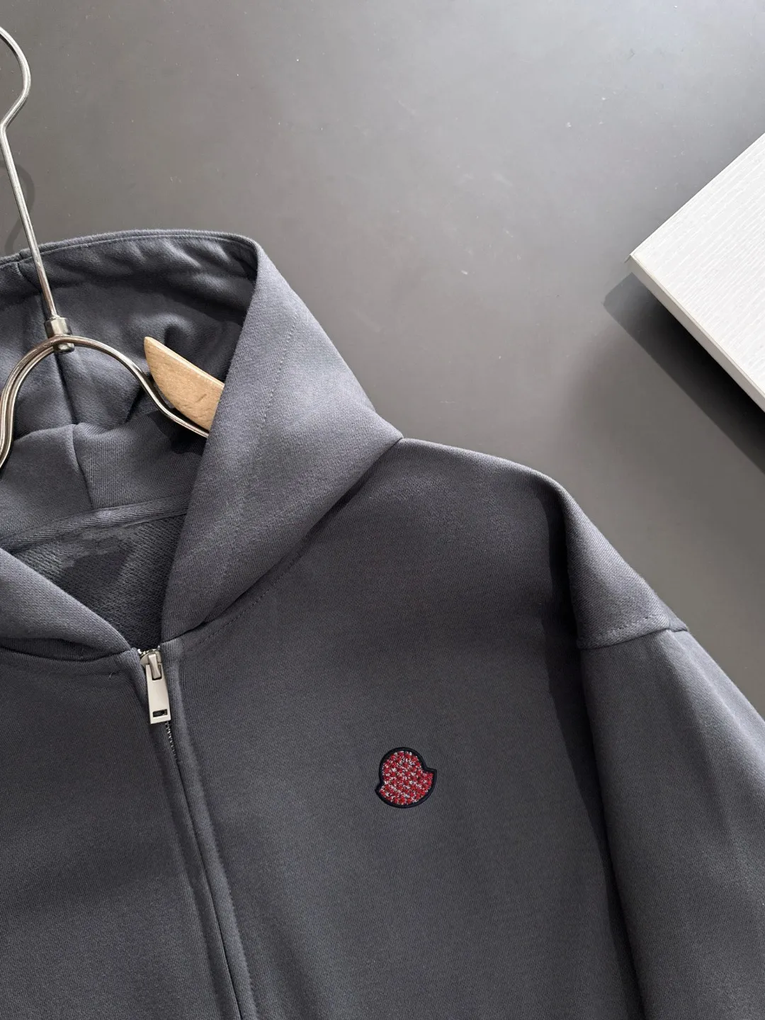 Next day delivery P460 High quality MONCLER/muzzle Exclusive debut of 25ss new autumn and winter lapel double zipper hooded sweatshirt jacket Many stars have the same style. Craftsmanship that ordinary small workshops cannot copy. We are not afraid of any challenges in terms of materials, detail restoration and craftsmanship, just to provide you with wonderful products. Compare the top original versions at will. No expense is spared just to do better. Unique imported fabric feel. Purely imported German machine production. Precision operation and thousands of needle density. A full set of new accessories with three standards can be customized at the same time. The upper body is versatile and fashionable. The perfect choice for autumn and winter. The must-have item. Size chart: S to XXL (or state your height and weight when placing an order)