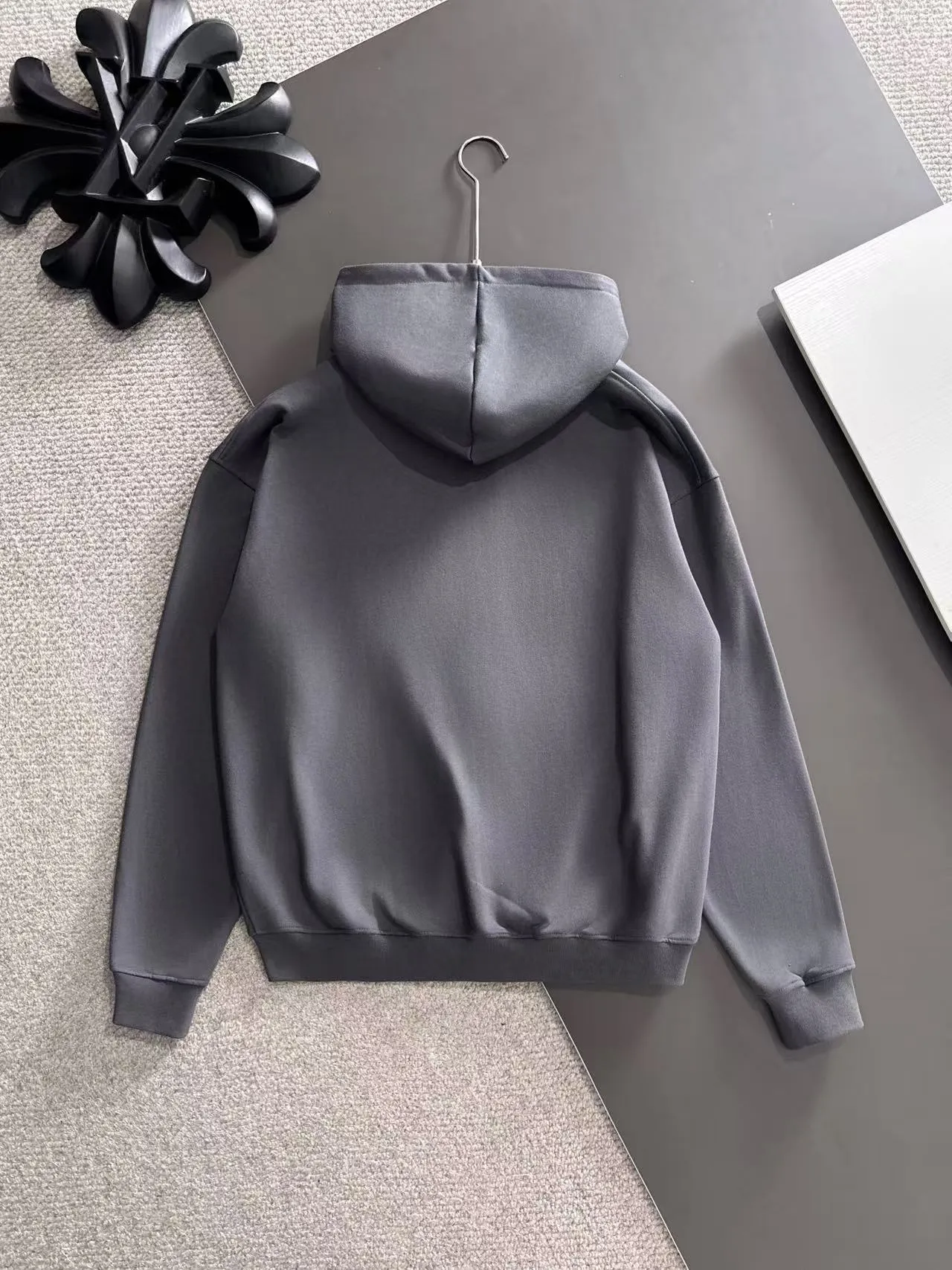 Next day delivery P460 High quality MONCLER/muzzle Exclusive debut of 25ss new autumn and winter lapel double zipper hooded sweatshirt jacket Many stars have the same style. Craftsmanship that ordinary small workshops cannot copy. We are not afraid of any challenges in terms of materials, detail restoration and craftsmanship, just to provide you with wonderful products. Compare the top original versions at will. No expense is spared just to do better. Unique imported fabric feel. Purely imported German machine production. Precision operation and thousands of needle density. A full set of new accessories with three standards can be customized at the same time. The upper body is versatile and fashionable. The perfect choice for autumn and winter. The must-have item. Size chart: S to XXL (or state your height and weight when placing an order)