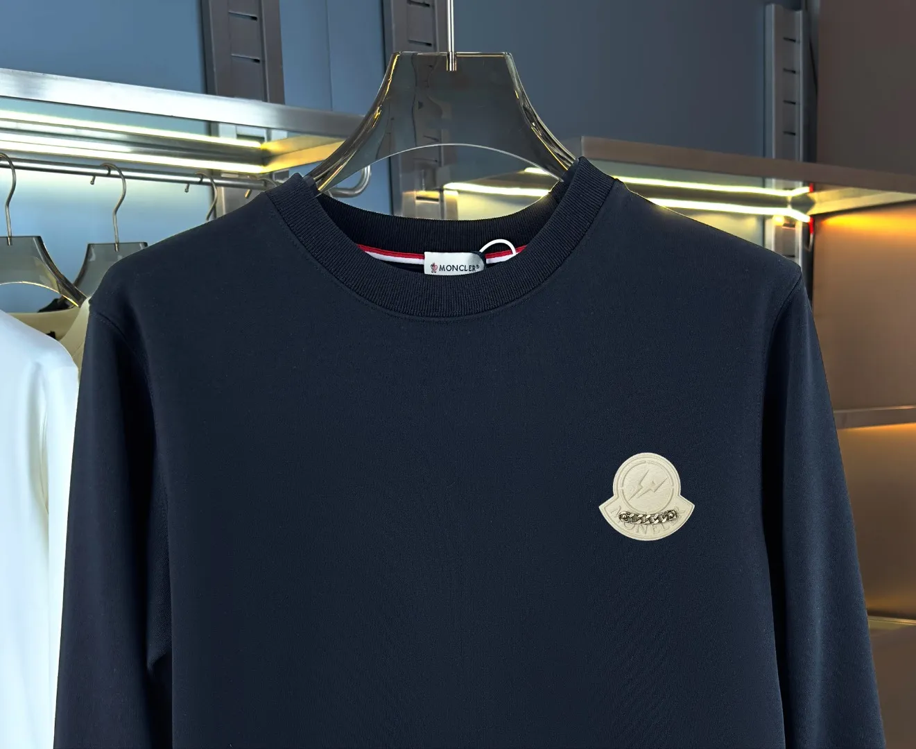 P210 High-version sweatshirt) [Long-term stock] 〖𝐌𝐎𝐍𝐂𝐋𝐄𝐑~Mask〗 Made of 440g heavy-weight fabric. It is different from the market currency. It can be matched with any variety and is properly handsome. 😎The whole dress is made of double waistcoats. The double waistcoats make the whole dress more three-dimensional. Not ordinary factories can do such fine work. 2025 Spring runway version of the T stage, on sale at the counter, round neck terry sweatshirt, high-end double-strand pure cotton, custom-made stretch ribs, dyed in the same vat, complete with three standards, matched with exquisite embroidered LOGO on the chest, simple and advanced, same style for men and women. Color: black, apricot, white, size: S M L XL 2XL