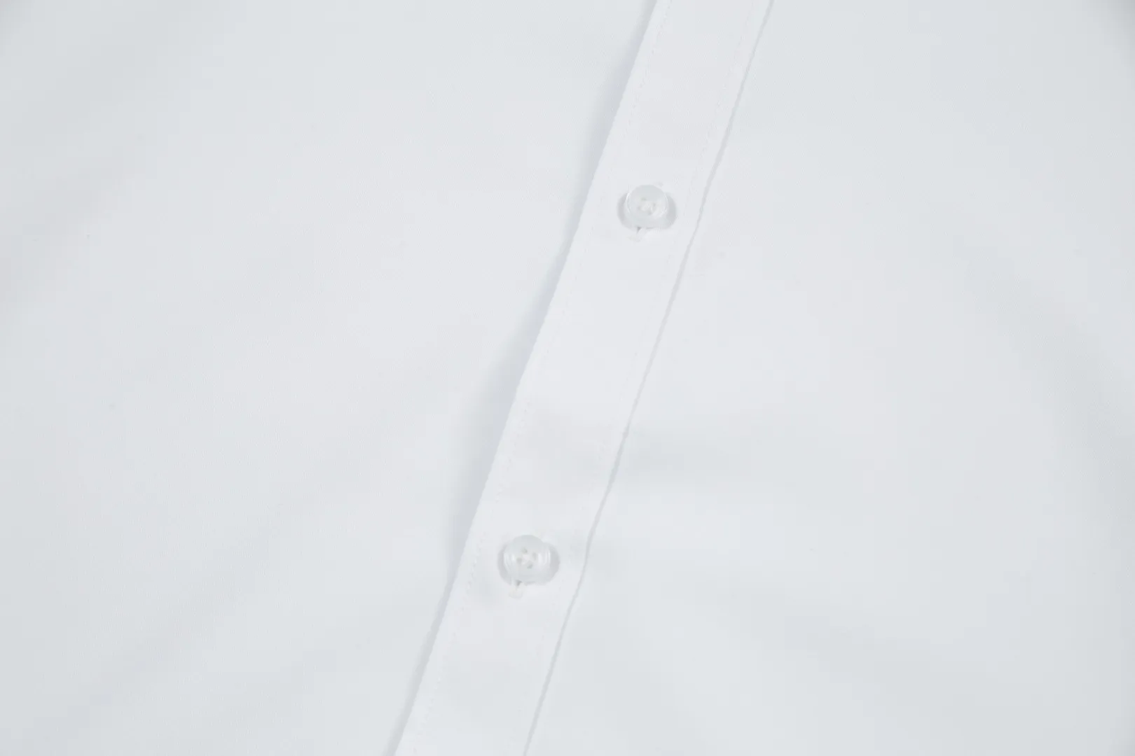 P270 Moncler official website classic brand logo design long-sleeved shirt, custom-dyed fabric, upper body full of high-end feel, pure cotton bamboo fiber fabric, high quality, same style for men and women. Size: 39-43 (M-3XL)