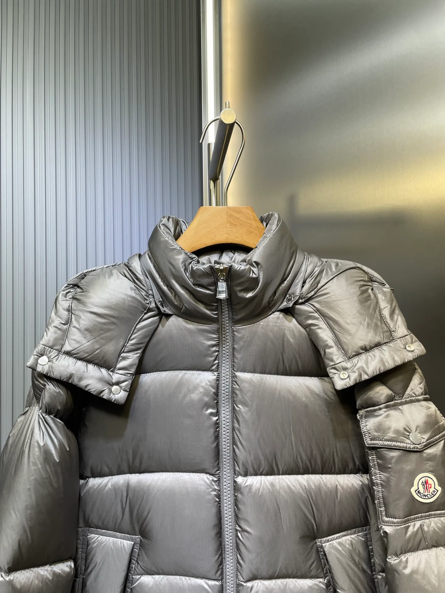 P1120 moncler 🌟 Down jacket Montbeliard down is made of iconic lon laqué fabric, showing a gorgeous luster effect. Equipped with a removable hood, it can easily adapt to changing weather. The sleeve pockets inspired by Moner Maya are embellished to highlight the essence of the brand. High quality version of ribbon Maya with NFC chip shipped with dust bag color: black size: 12345