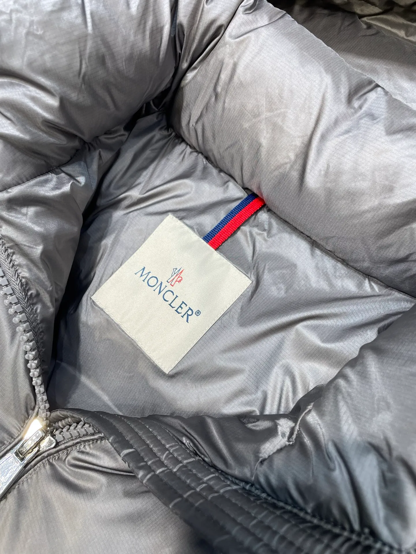 P1120 moncler 🌟 Down jacket Montbeliard down is made of iconic lon laqué fabric, showing a gorgeous luster effect. Equipped with a removable hood, it can easily adapt to changing weather. The sleeve pockets inspired by Moner Maya are embellished to highlight the essence of the brand. High quality version of ribbon Maya with NFC chip shipped with dust bag color: black size: 12345