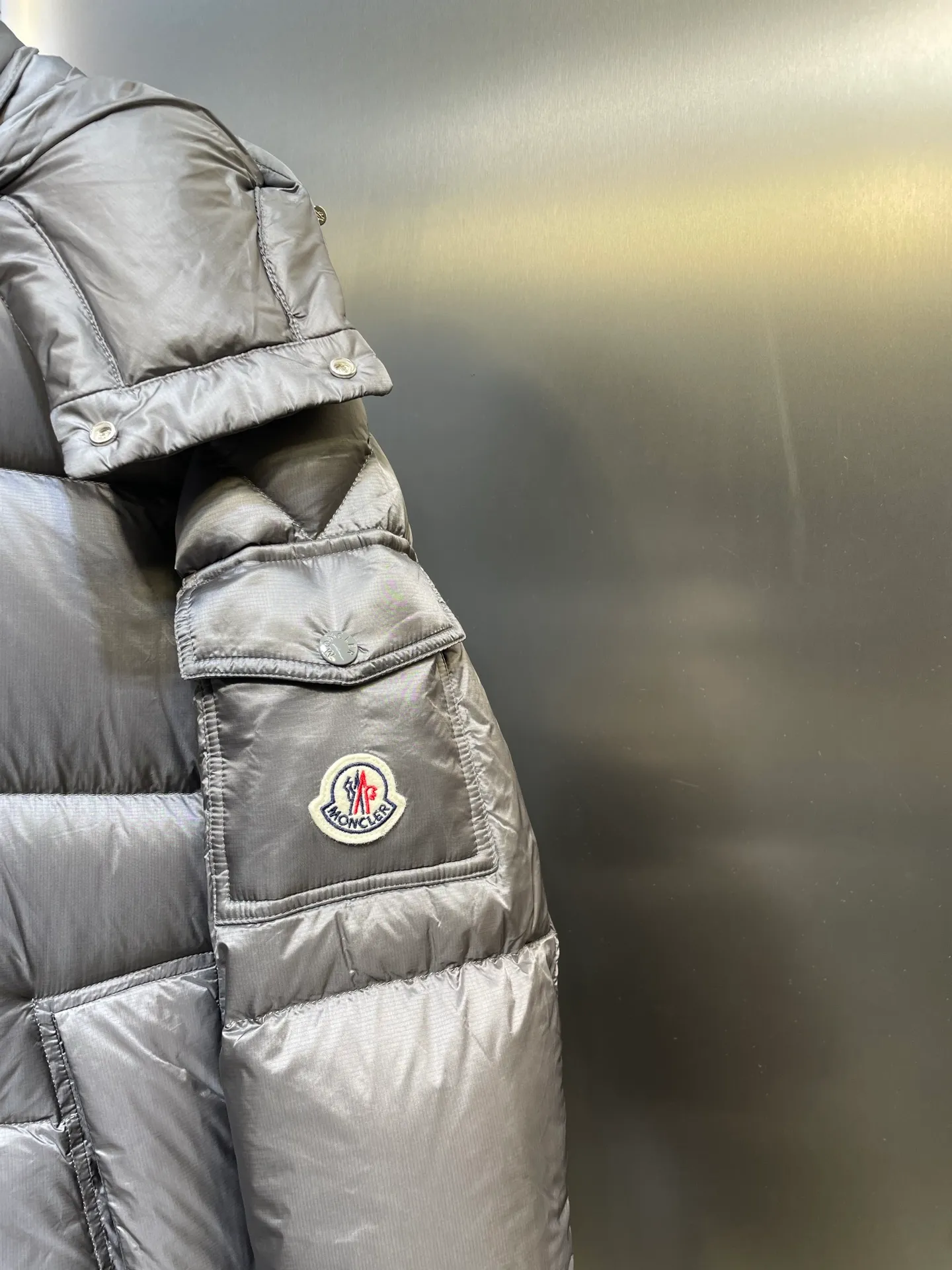 P1120 moncler 🌟 Down jacket Montbeliard down is made of iconic lon laqué fabric, showing a gorgeous luster effect. Equipped with a removable hood, it can easily adapt to changing weather. The sleeve pockets inspired by Moner Maya are embellished to highlight the essence of the brand. High quality version of ribbon Maya with NFC chip shipped with dust bag color: black size: 12345
