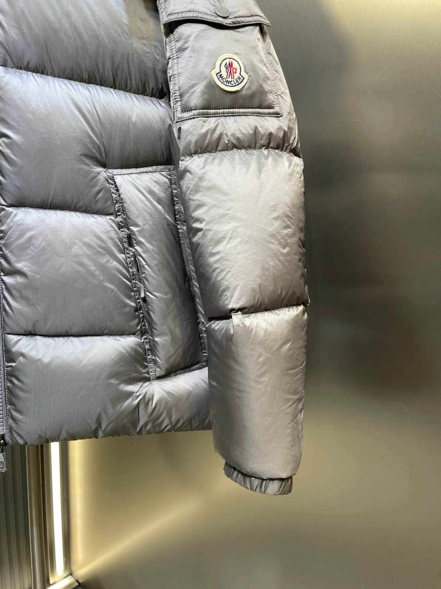 P1120 moncler 🌟 Down jacket Montbeliard down is made of iconic lon laqué fabric, showing a gorgeous luster effect. Equipped with a removable hood, it can easily adapt to changing weather. The sleeve pockets inspired by Moner Maya are embellished to highlight the essence of the brand. High quality version of ribbon Maya with NFC chip shipped with dust bag color: black size: 12345