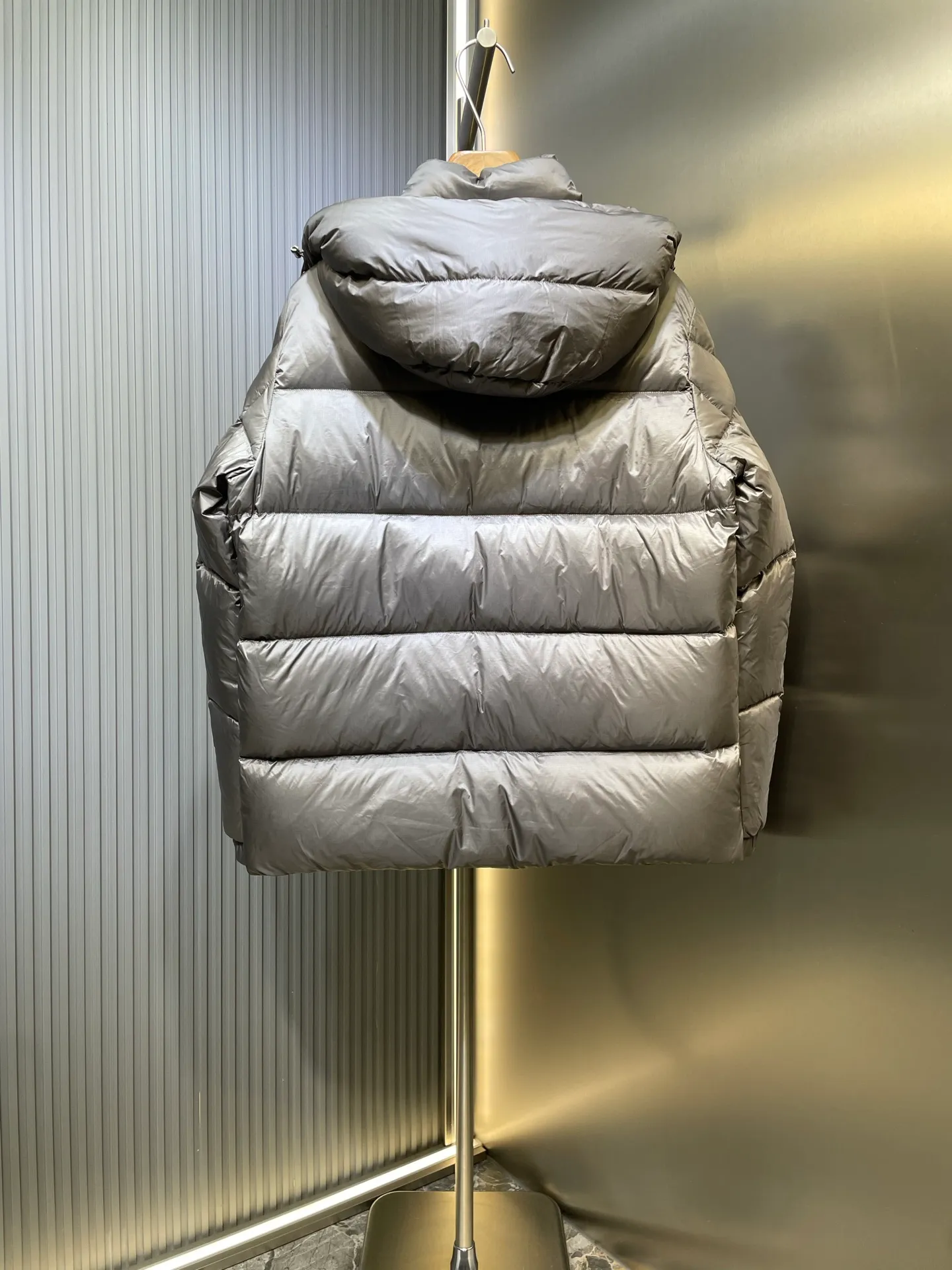P1120 moncler 🌟 Down jacket Montbeliard down is made of iconic lon laqué fabric, showing a gorgeous luster effect. Equipped with a removable hood, it can easily adapt to changing weather. The sleeve pockets inspired by Moner Maya are embellished to highlight the essence of the brand. High quality version of ribbon Maya with NFC chip shipped with dust bag color: black size: 12345