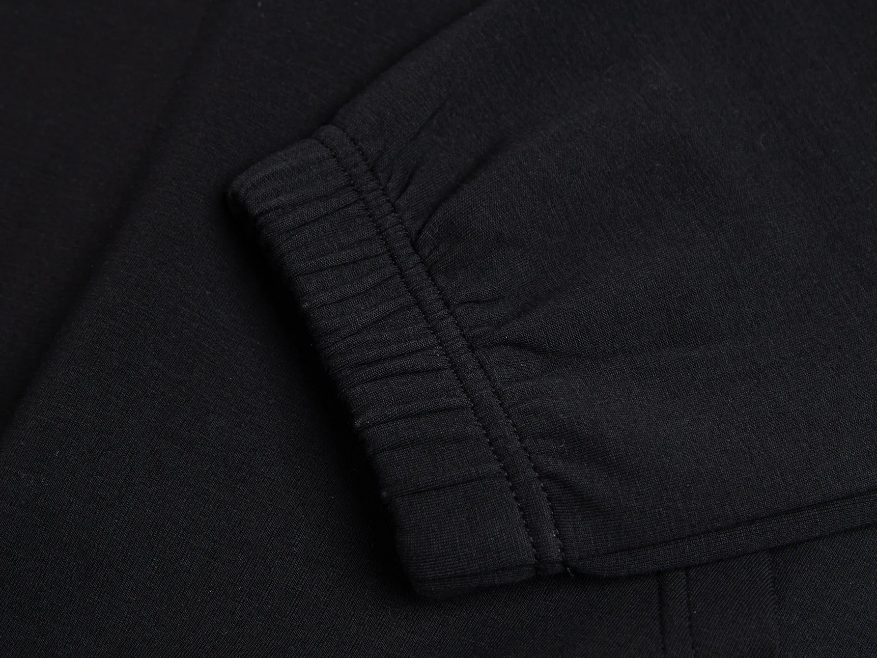 P370 ZP version) - Moncler muzzle classic, genuine leather badge half-zip simple casual stand-up collar sweatshirt - Made of exclusive custom imported 450g air cotton fabric, the upper body is extremely comfortable, complete custom accessories, exclusive quality difference currency, welcome to compare - Color: black - Size: S M L XL