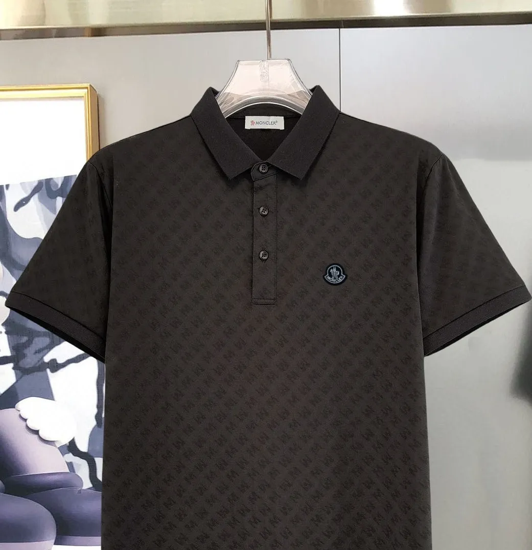 P210 Moncler 25 spring and summer top counter round neck short-sleeved T-shirt (complete with 3 labels) is made of imported Tencel cotton + jacquard fabric, original counter fabric, super brand recognition, high street and exquisite style, it will definitely become the best choice for high street appearances, short-sleeved T-shirt for couples. The fabric is light and refreshing, has a strong say in texture and comfort, has a delicate feel, is comfortable to wear, and has a good upper body effect. The mercerized cotton fabric has a very soft hand feel and the upper body is cool. This is the first time I have gotten such functional fabric in a long time. It is really good! It’s not a cheap style or material, you will definitely like it if you are trendy!  Made with the fusion of top elements, the upper body comfort is unparalleled. It can be said that it is a must-have in summer, and it is more fashionable and can easily create a fashionable outfit. It interprets your luxury and taste and creates your fashionable charm. Fashionable round neck chest T-shirt This T-shirt has exquisite craftsmanship and full design sense! The matching is trendy and stylish! This must-have item has an elegant upper body, looks good both inside and outside, and combines fashion and comfort. It looks like a basic couple’s T-shirt, but it’s actually not. It can be worn alone. It’s no problem to wear it in one piece for all seasons. The product is really, really good! It comes from the original factory. There are not many pieces that you can count on your fingers. Whether you can own it depends on your hand speed. It is flat and snug and not easy to deform. The brand logo remains the same, creating an alternative luxury fashion atmosphere and becoming a new concept emerging in 2025. Available in two colors: white and black. Size: M L XL 2XL 3XL