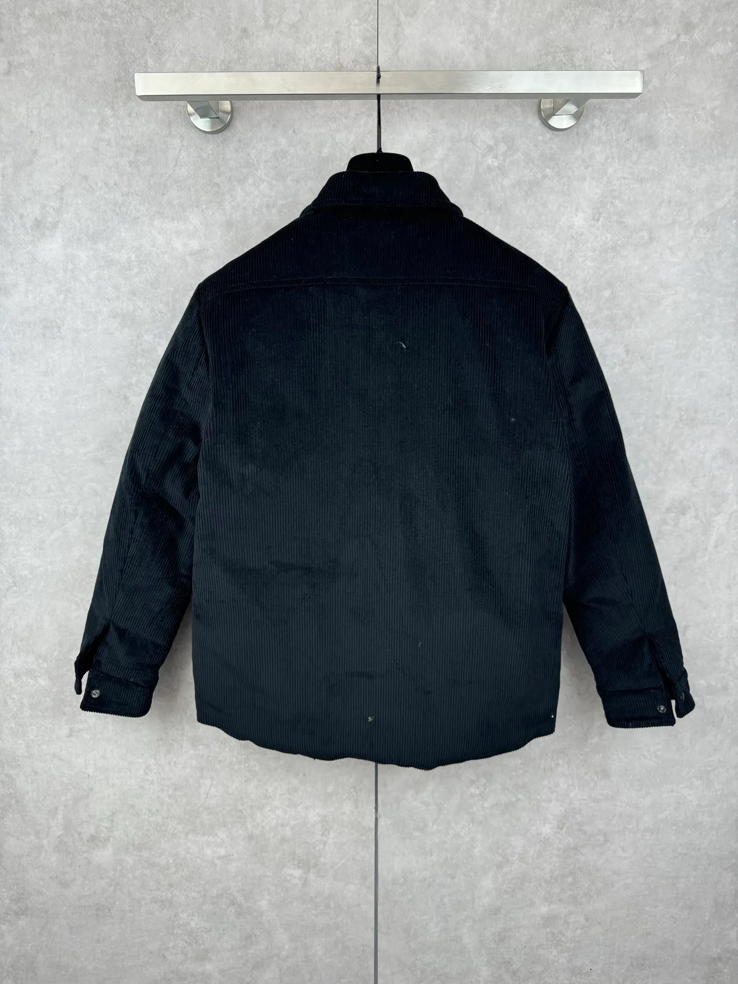 P780 Moncler 25SS new corduroy lapel cotton jacket SIZE 1/2/3/4 This jacket is made of corduroy fabric, with a four-button closure design, two logo pockets on the front, and Moncler’s classic armbands on the sleeves. It has a novel and unique style. The quilted design makes the entire garment warm and high-end. Highly recommended! Color: black green code number: 1 2 3 4