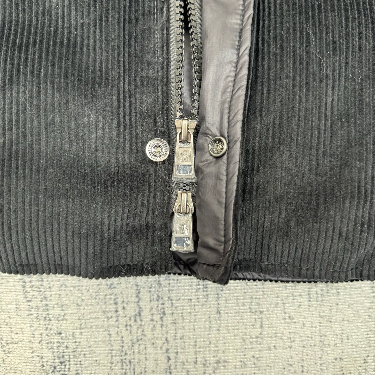 P780 Moncler 25SS new corduroy lapel cotton jacket SIZE 1/2/3/4 This jacket is made of corduroy fabric, with a four-button closure design, two logo pockets on the front, and Moncler’s classic armbands on the sleeves. It has a novel and unique style. The quilted design makes the entire garment warm and high-end. Highly recommended! Color: black green code number: 1 2 3 4