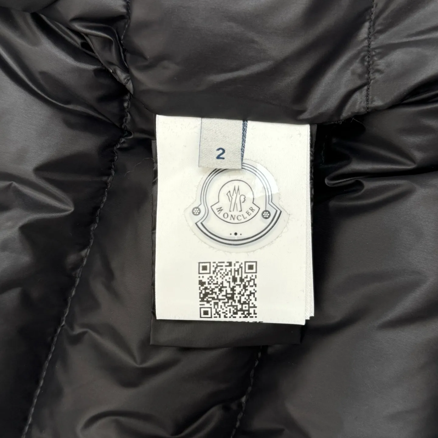 P780 Moncler 25SS new corduroy lapel cotton jacket SIZE 1/2/3/4 This jacket is made of corduroy fabric, with a four-button closure design, two logo pockets on the front, and Moncler’s classic armbands on the sleeves. It has a novel and unique style. The quilted design makes the entire garment warm and high-end. Highly recommended! Color: black green code number: 1 2 3 4