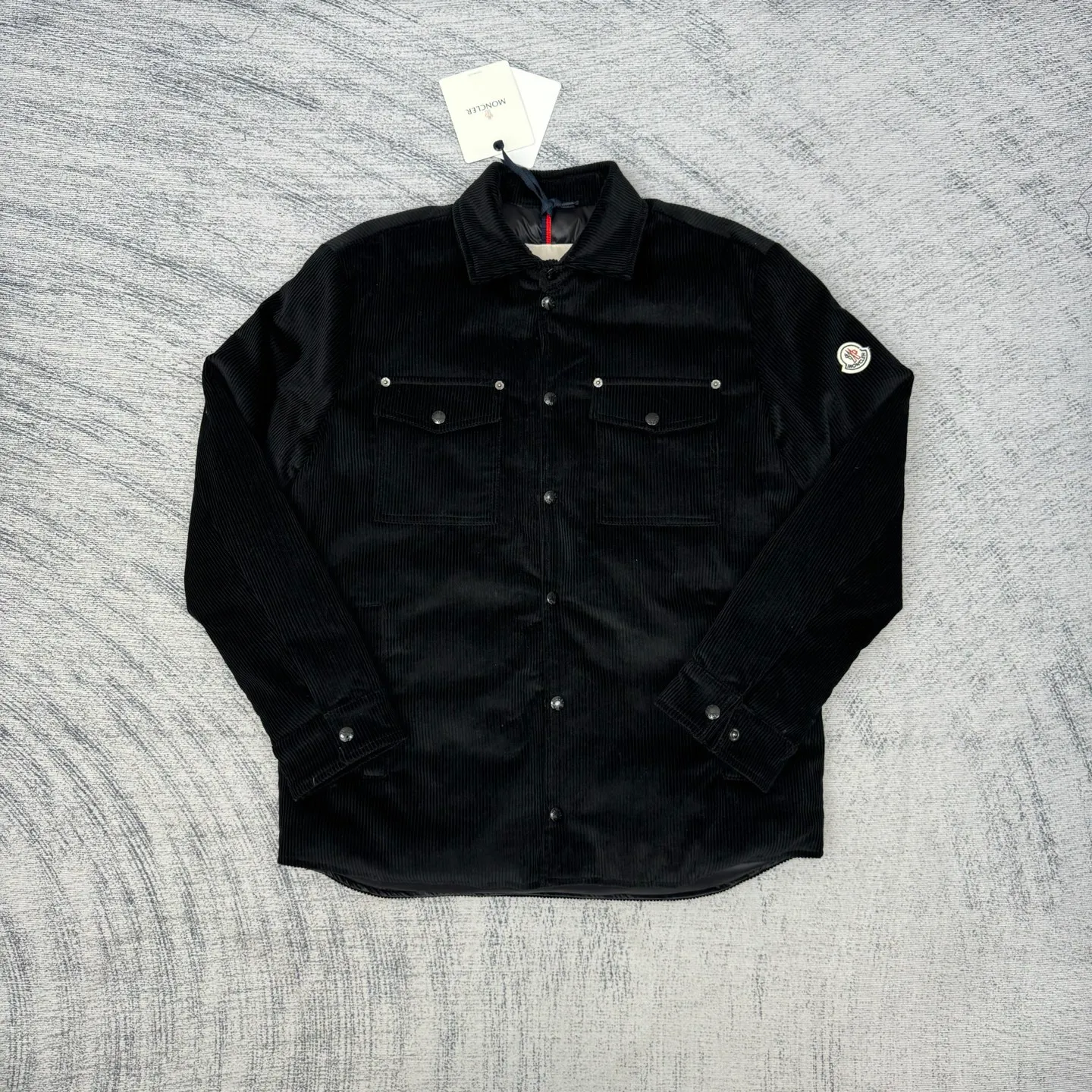 P780 Moncler 25SS new corduroy lapel cotton jacket SIZE 1/2/3/4 This jacket is made of corduroy fabric, with a four-button closure design, two logo pockets on the front, and Moncler’s classic armbands on the sleeves. It has a novel and unique style. The quilted design makes the entire garment warm and high-end. Highly recommended! Color: black green code number: 1 2 3 4