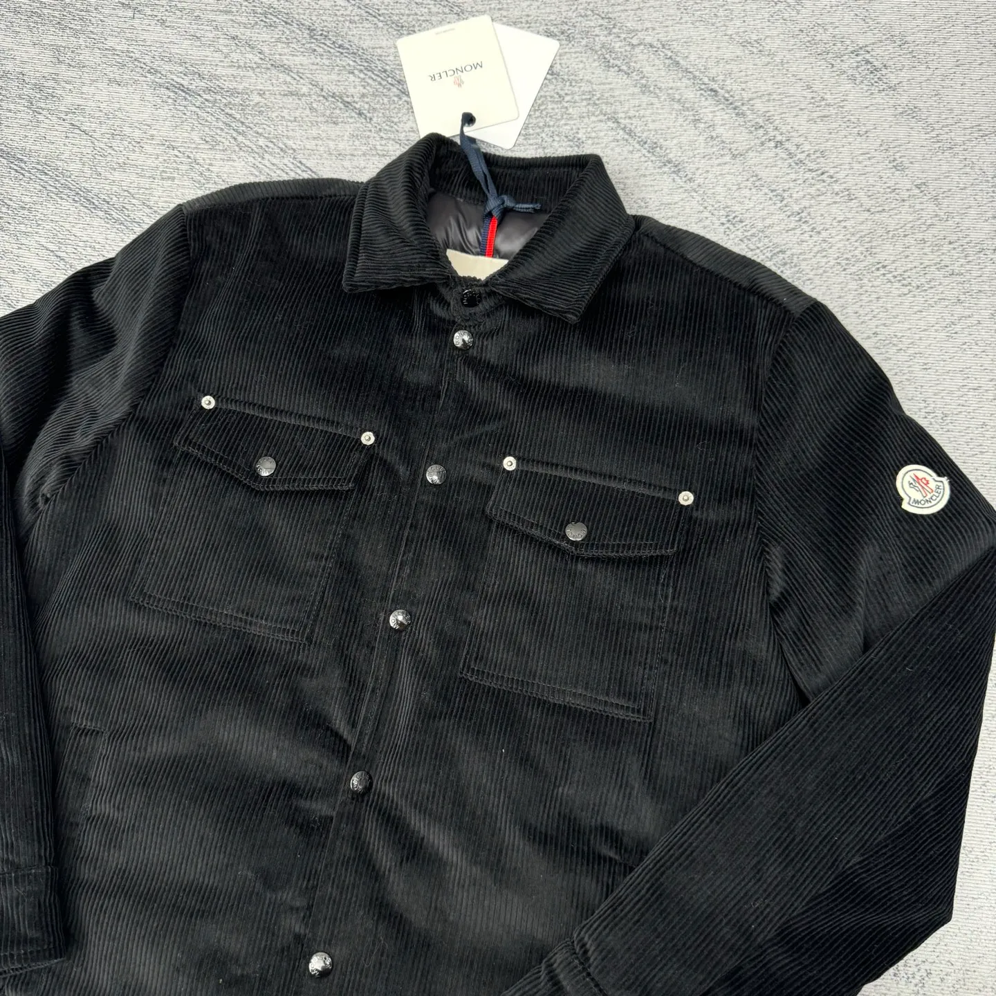 P780 Moncler 25SS new corduroy lapel cotton jacket SIZE 1/2/3/4 This jacket is made of corduroy fabric, with a four-button closure design, two logo pockets on the front, and Moncler’s classic armbands on the sleeves. It has a novel and unique style. The quilted design makes the entire garment warm and high-end. Highly recommended! Color: black green code number: 1 2 3 4