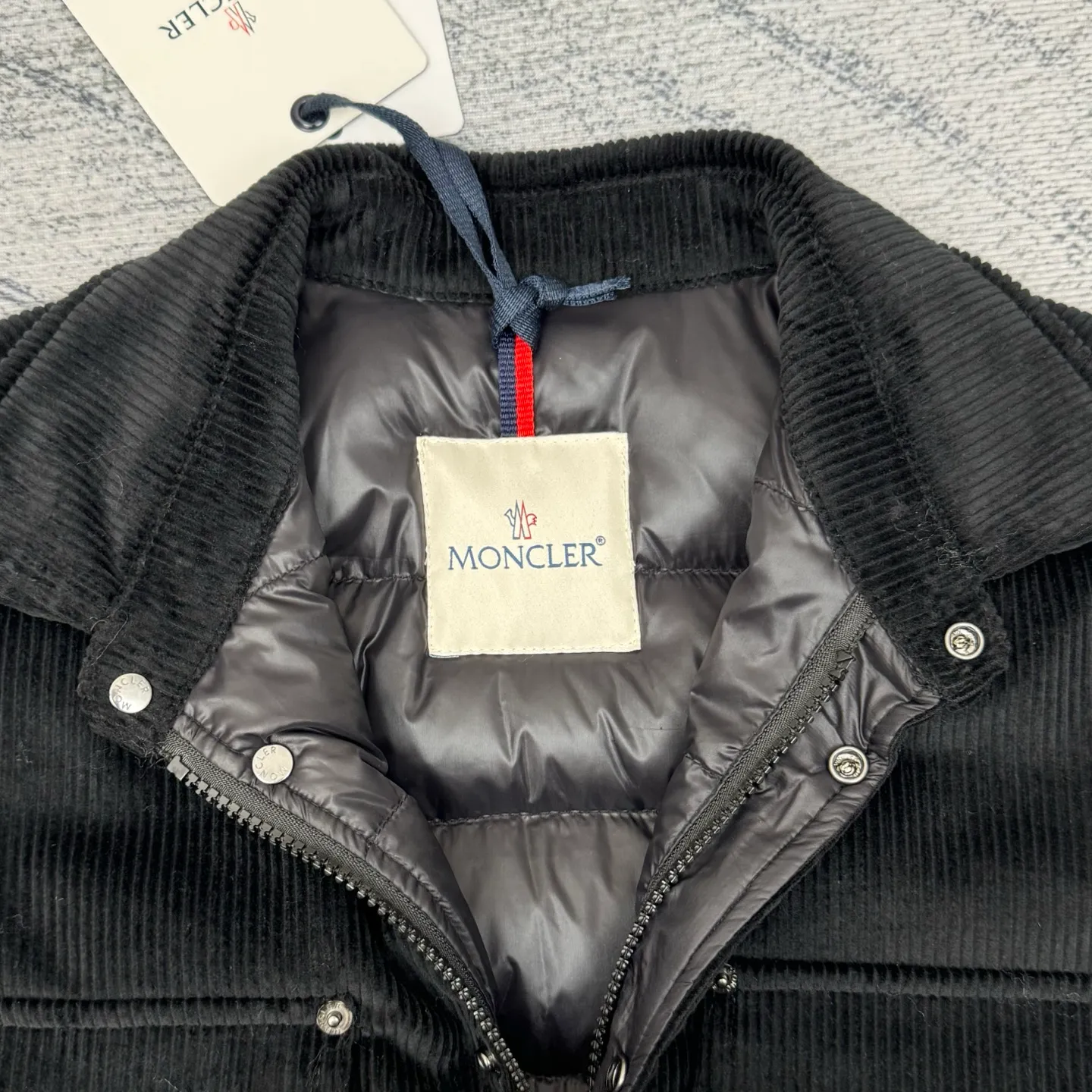 P780 Moncler 25SS new corduroy lapel cotton jacket SIZE 1/2/3/4 This jacket is made of corduroy fabric, with a four-button closure design, two logo pockets on the front, and Moncler’s classic armbands on the sleeves. It has a novel and unique style. The quilted design makes the entire garment warm and high-end. Highly recommended! Color: black green code number: 1 2 3 4