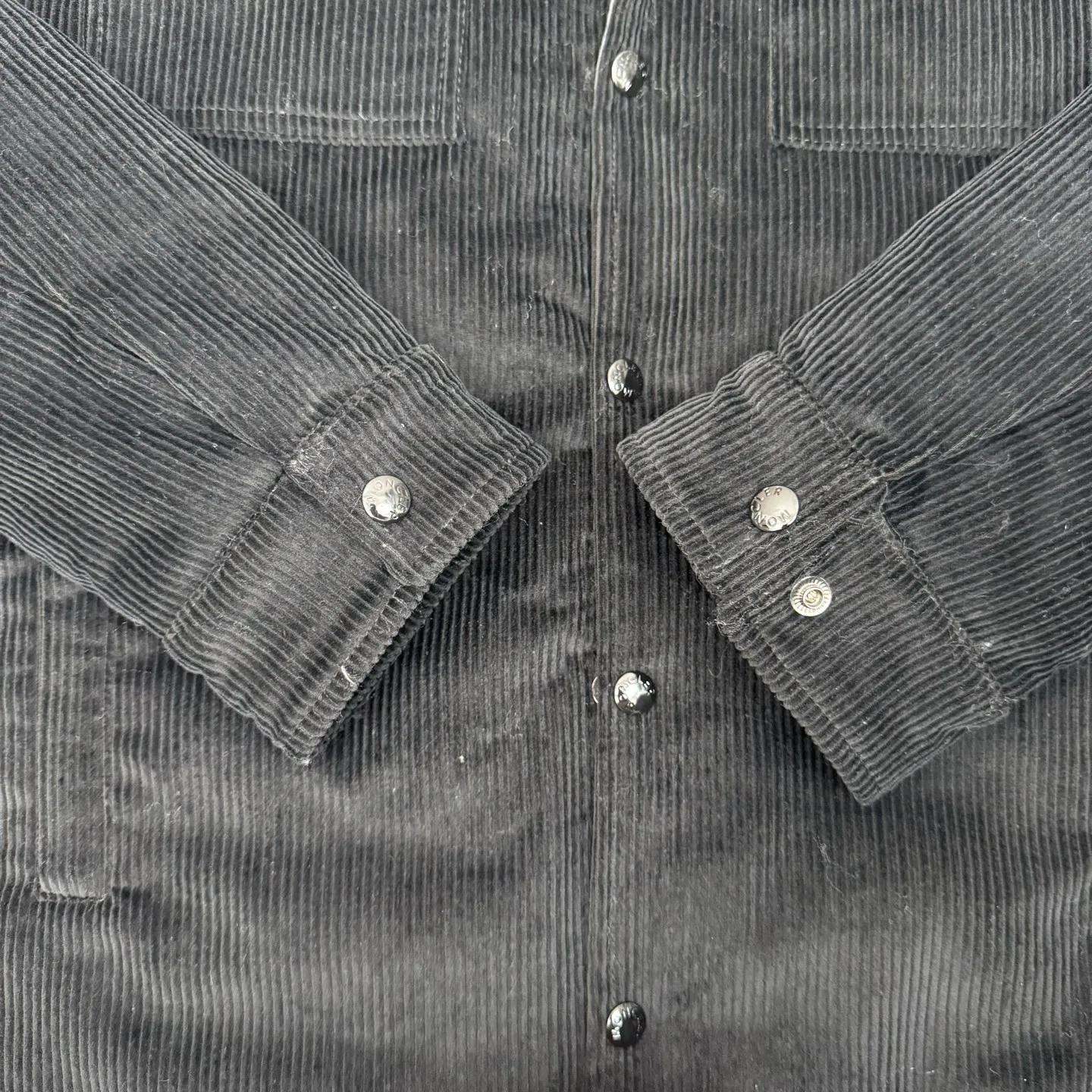 P780 Moncler 25SS new corduroy lapel cotton jacket SIZE 1/2/3/4 This jacket is made of corduroy fabric, with a four-button closure design, two logo pockets on the front, and Moncler’s classic armbands on the sleeves. It has a novel and unique style. The quilted design makes the entire garment warm and high-end. Highly recommended! Color: black green code number: 1 2 3 4