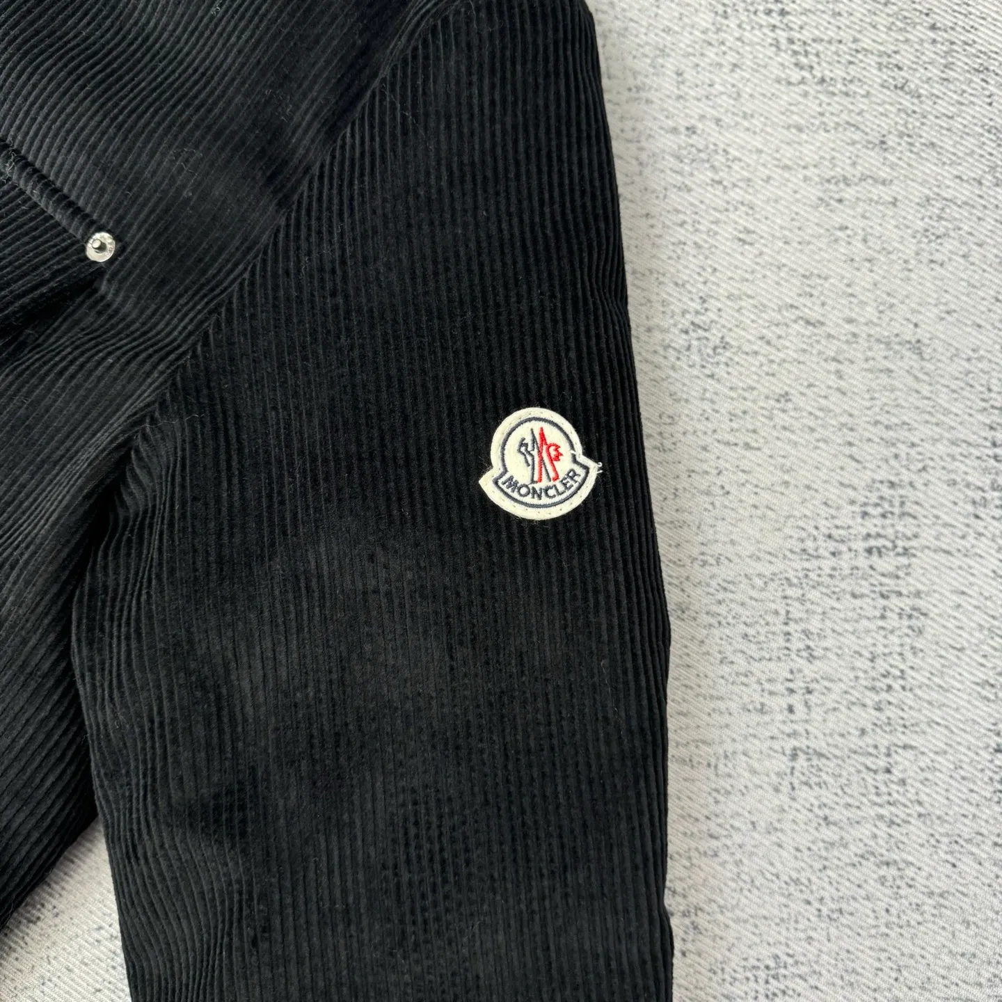 P780 Moncler 25SS new corduroy lapel cotton jacket SIZE 1/2/3/4 This jacket is made of corduroy fabric, with a four-button closure design, two logo pockets on the front, and Moncler’s classic armbands on the sleeves. It has a novel and unique style. The quilted design makes the entire garment warm and high-end. Highly recommended! Color: black green code number: 1 2 3 4