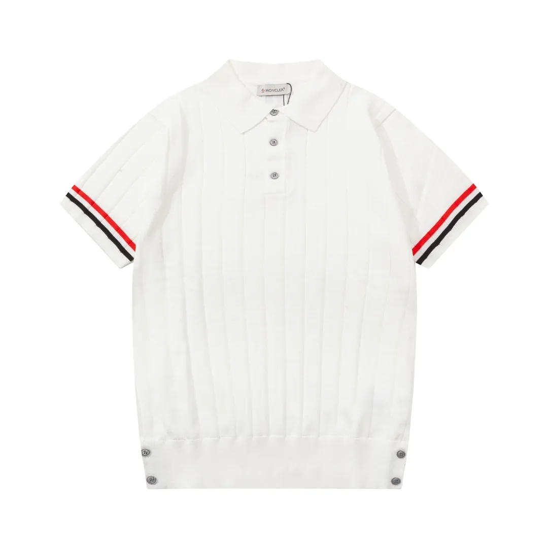P190 MONCLER Mouth Covered Sleeve Color Block Knitted Polo Shirt Upgraded, inspired by the 1980s retro Original fabric Official same style Polo Shirt Customized mesh sweater knitted fabric Very comfortable to the touch Latest brick cabinet synchronization for spring and summer Fashionable and individual Super versatile and good-looking style Very suitable for both men and women A must-have style Hang tag Collar label Washed wheat Complete with three standards Color: White Size: M-3XL