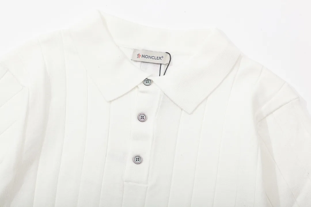 P190 MONCLER Mouth Covered Sleeve Color Block Knitted Polo Shirt Upgraded, inspired by the 1980s retro Original fabric Official same style Polo Shirt Customized mesh sweater knitted fabric Very comfortable to the touch Latest brick cabinet synchronization for spring and summer Fashionable and individual Super versatile and good-looking style Very suitable for both men and women A must-have style Hang tag Collar label Washed wheat Complete with three standards Color: White Size: M-3XL