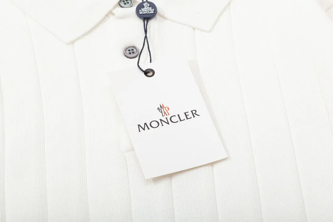 P190 MONCLER Mouth Covered Sleeve Color Block Knitted Polo Shirt Upgraded, inspired by the 1980s retro Original fabric Official same style Polo Shirt Customized mesh sweater knitted fabric Very comfortable to the touch Latest brick cabinet synchronization for spring and summer Fashionable and individual Super versatile and good-looking style Very suitable for both men and women A must-have style Hang tag Collar label Washed wheat Complete with three standards Color: White Size: M-3XL