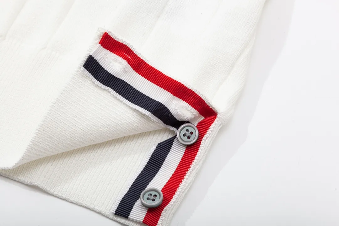 P190 MONCLER Mouth Covered Sleeve Color Block Knitted Polo Shirt Upgraded, inspired by the 1980s retro Original fabric Official same style Polo Shirt Customized mesh sweater knitted fabric Very comfortable to the touch Latest brick cabinet synchronization for spring and summer Fashionable and individual Super versatile and good-looking style Very suitable for both men and women A must-have style Hang tag Collar label Washed wheat Complete with three standards Color: White Size: M-3XL
