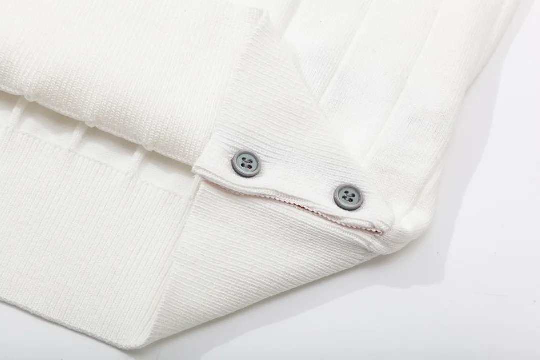 P190 MONCLER Mouth Covered Sleeve Color Block Knitted Polo Shirt Upgraded, inspired by the 1980s retro Original fabric Official same style Polo Shirt Customized mesh sweater knitted fabric Very comfortable to the touch Latest brick cabinet synchronization for spring and summer Fashionable and individual Super versatile and good-looking style Very suitable for both men and women A must-have style Hang tag Collar label Washed wheat Complete with three standards Color: White Size: M-3XL