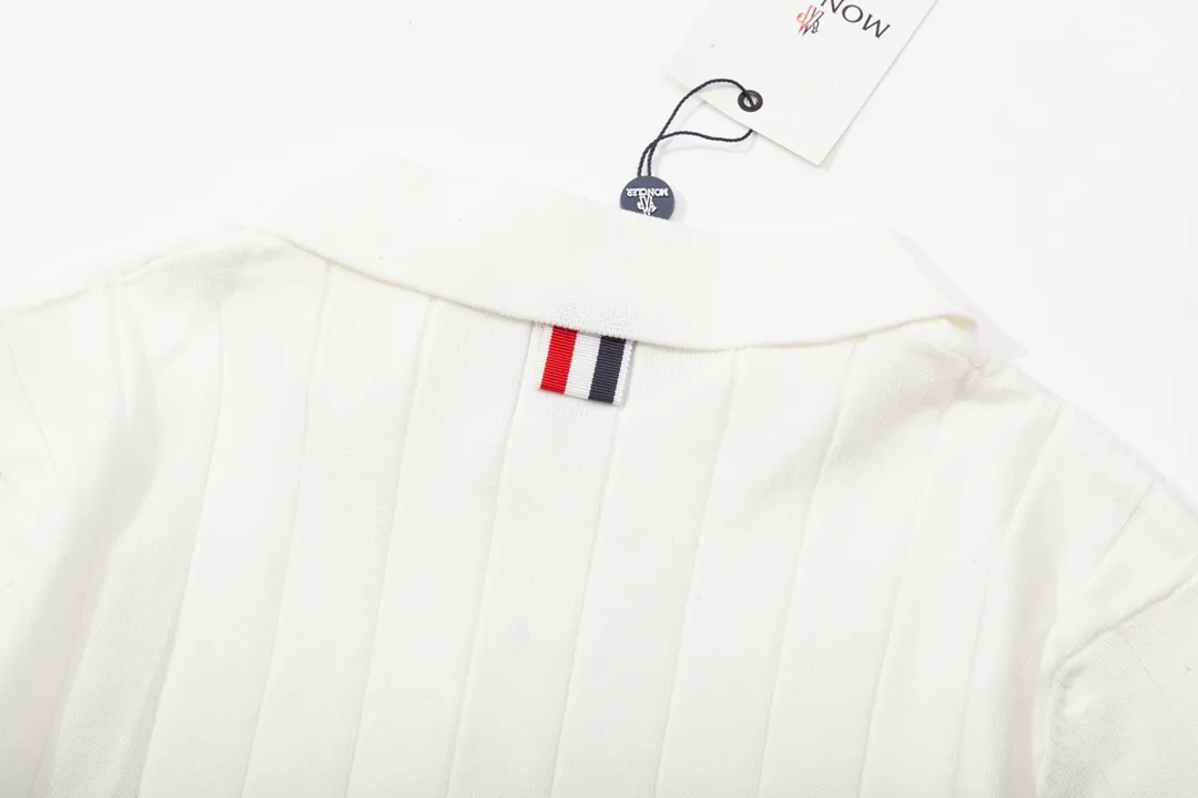 P190 MONCLER Mouth Covered Sleeve Color Block Knitted Polo Shirt Upgraded, inspired by the 1980s retro Original fabric Official same style Polo Shirt Customized mesh sweater knitted fabric Very comfortable to the touch Latest brick cabinet synchronization for spring and summer Fashionable and individual Super versatile and good-looking style Very suitable for both men and women A must-have style Hang tag Collar label Washed wheat Complete with three standards Color: White Size: M-3XL