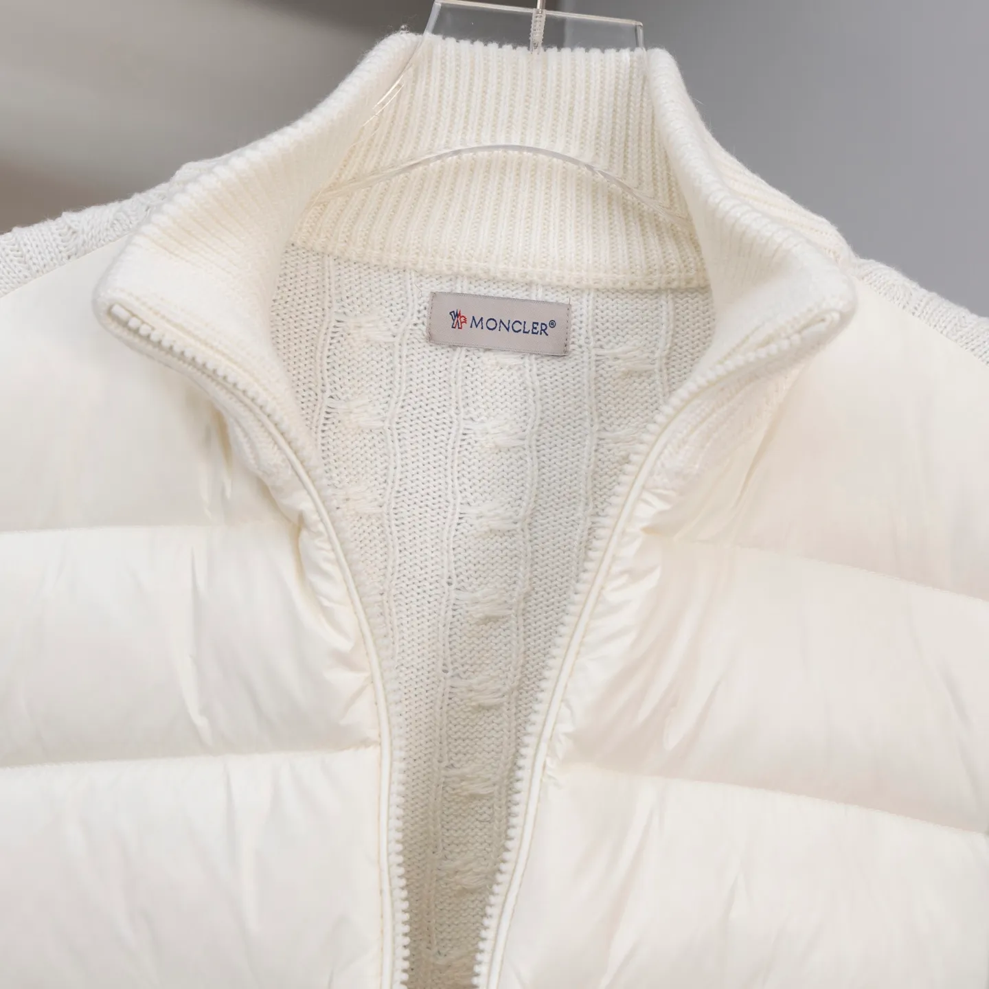 P640 2025 Autumn and Winter New Style🆕Down Jacket Top Purchasing Version MONCLER Wool Spliced Sleeves Same Style for Men and Women Down Jacket Jacket MONCLER / Moncler / Mouth New Style Each down jacket has been processed through at least 150 processes. The maximum fill power can reach 800➕ Make the wear warmer 5A level standard Use German anti-down needles up to 11 stitches every three centimeters Precision sewing Sleeve LOGO mark: The sleeve LOGO mark is made of wool, and the embroidery is made by Japanese Tajima machine. NFC chip: Both the sleeve wool embroidery mark and the inner wash mark can verify the NFC chip. Fabric: Light waterproof and breathable nylon cloth. Filling: 90% white duck down. Made of the best cloud velvet. Very high fluffy and very warm. Zipper: electroplated engraved logo zipper consistent with the original version. Embroidery: made by Japanese Tajima embroidery machine. Accessories: main label. Wash label. Tags and packaging are all original and complete