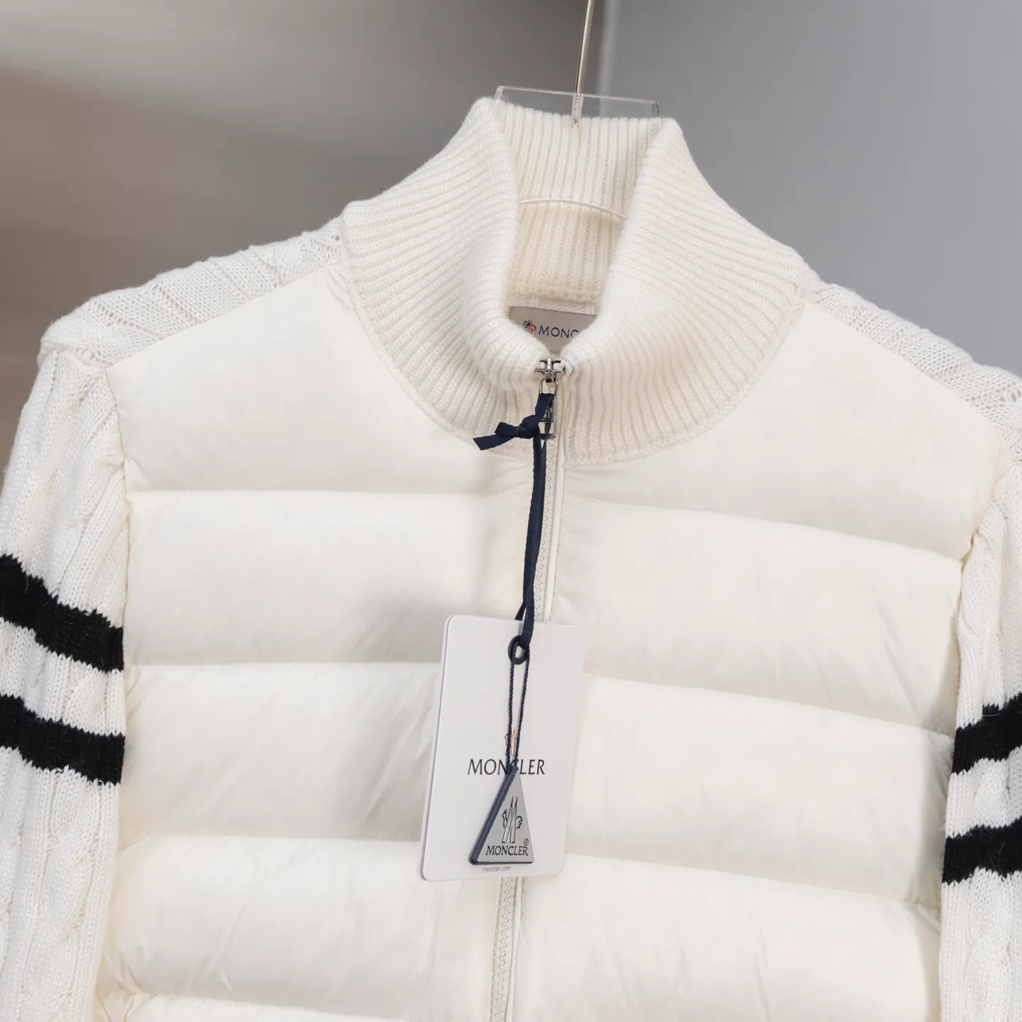 P640 2025 Autumn and Winter New Style🆕Down Jacket Top Purchasing Version MONCLER Wool Spliced Sleeves Same Style for Men and Women Down Jacket Jacket MONCLER / Moncler / Mouth New Style Each down jacket has been processed through at least 150 processes. The maximum fill power can reach 800➕ Make the wear warmer 5A level standard Use German anti-down needles up to 11 stitches every three centimeters Precision sewing Sleeve LOGO mark: The sleeve LOGO mark is made of wool, and the embroidery is made by Japanese Tajima machine. NFC chip: Both the sleeve wool embroidery mark and the inner wash mark can verify the NFC chip. Fabric: Light waterproof and breathable nylon cloth. Filling: 90% white duck down. Made of the best cloud velvet. Very high fluffy and very warm. Zipper: electroplated engraved logo zipper consistent with the original version. Embroidery: made by Japanese Tajima embroidery machine. Accessories: main label. Wash label. Tags and packaging are all original and complete