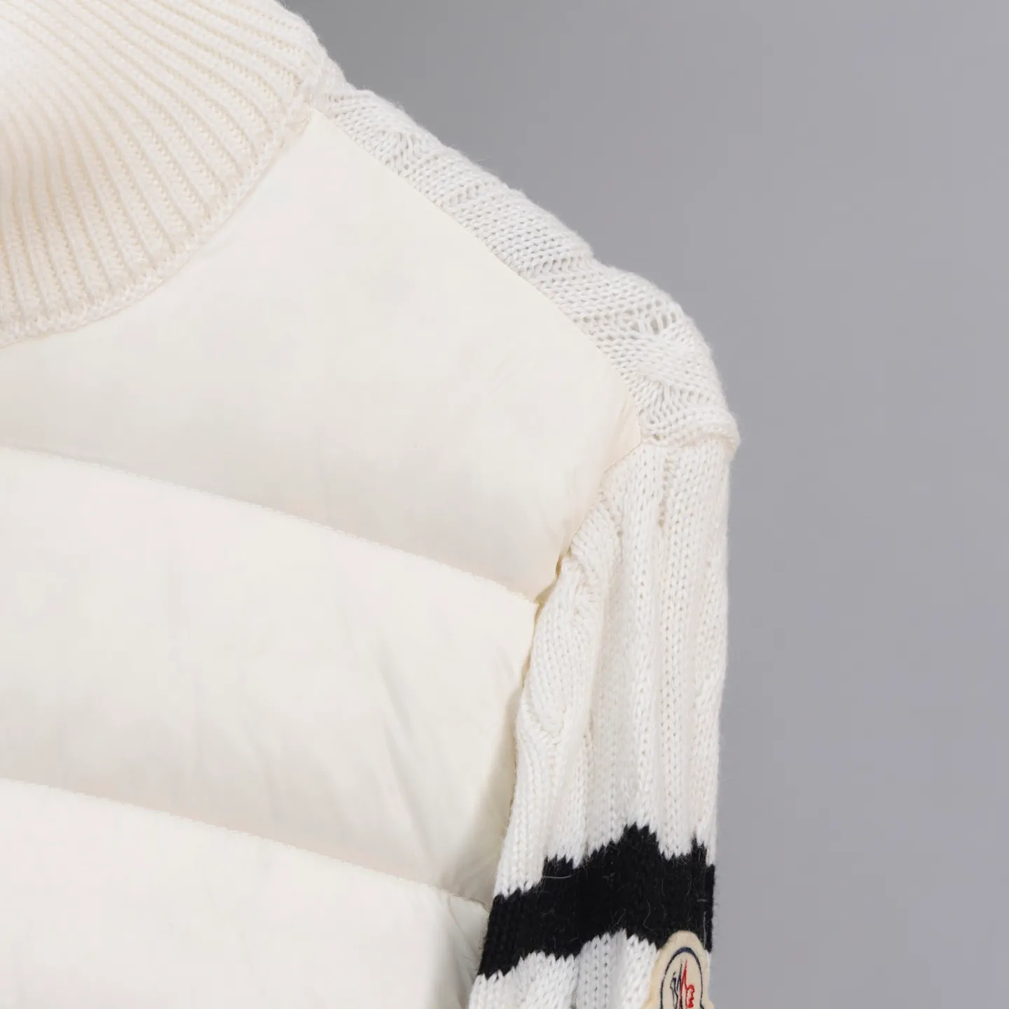 P640 2025 Autumn and Winter New Style🆕Down Jacket Top Purchasing Version MONCLER Wool Spliced Sleeves Same Style for Men and Women Down Jacket Jacket MONCLER / Moncler / Mouth New Style Each down jacket has been processed through at least 150 processes. The maximum fill power can reach 800➕ Make the wear warmer 5A level standard Use German anti-down needles up to 11 stitches every three centimeters Precision sewing Sleeve LOGO mark: The sleeve LOGO mark is made of wool, and the embroidery is made by Japanese Tajima machine. NFC chip: Both the sleeve wool embroidery mark and the inner wash mark can verify the NFC chip. Fabric: Light waterproof and breathable nylon cloth. Filling: 90% white duck down. Made of the best cloud velvet. Very high fluffy and very warm. Zipper: electroplated engraved logo zipper consistent with the original version. Embroidery: made by Japanese Tajima embroidery machine. Accessories: main label. Wash label. Tags and packaging are all original and complete