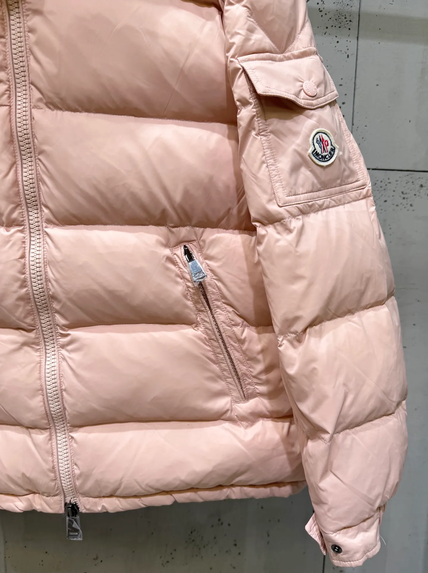 P880 Moncler Maire counter classic color. Gouache peach pink classic short style for women. (⚠️80 duck down filling, 850+ fill power) If you have seen or touched it at the counter and cannot find a version that satisfies you on the market, then you can try ours, a full set of original matching hardware. Maire women's short down is made of shiny lacquered nylon, Moncler style, it is recommended to choose one size smaller.  Maire down is Moncler's classic item, and its short design shows timeless design. Made from patented nylon in a comfortable fit, it features a removable hood and performance details for comfort and warmth. Details •Made from patented nylon •Painted nylon lining •Down filled •Detachable hood with snap buttons •Zip closure •Zip pockets •Adjustable snap cuffs Size: 0-3. Fairy Style